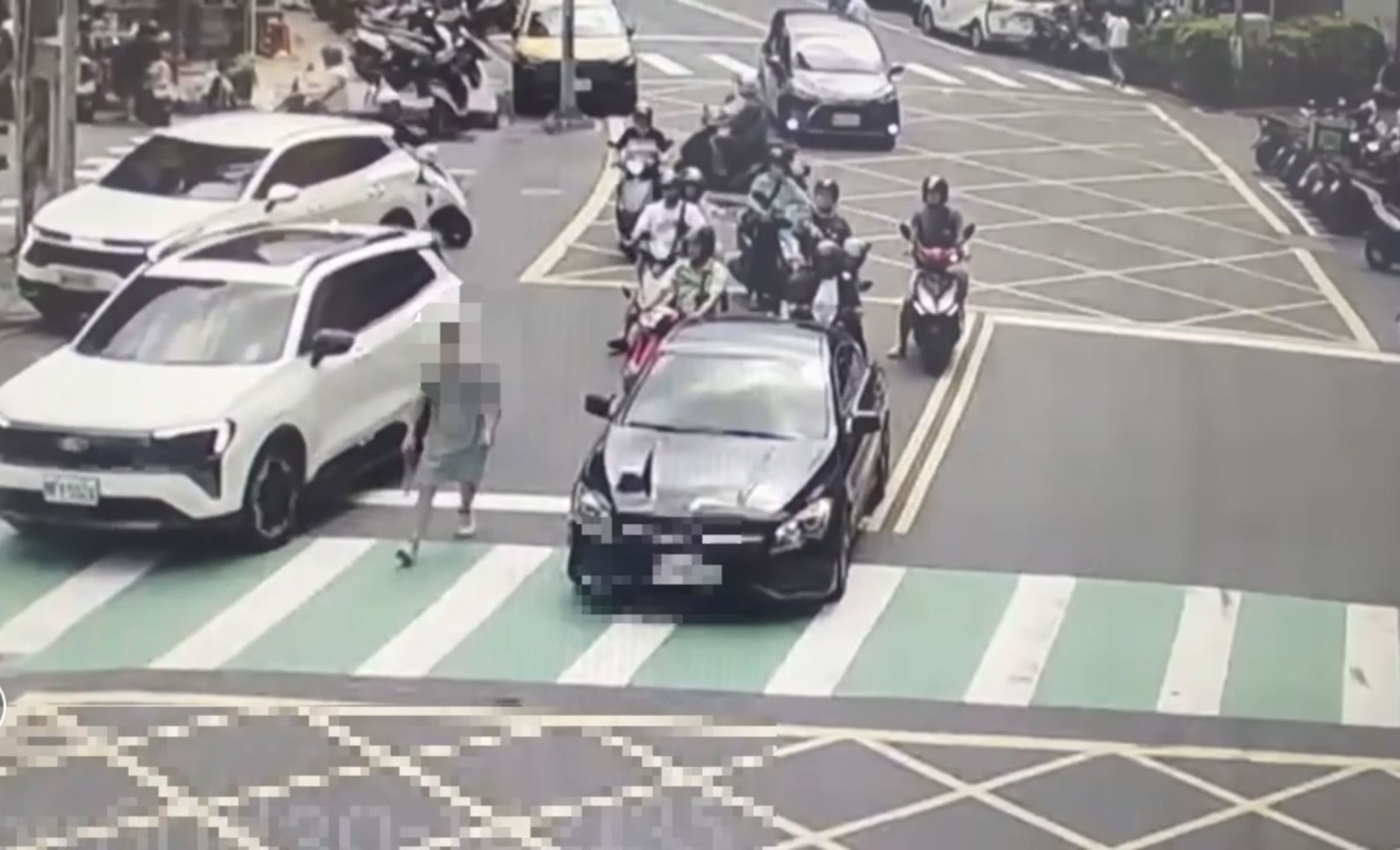 警方經調閱監視器後鎖定黑色賓士車展開追查,發現官男找錯人後又乘車前往咖啡廳繼續尋找女員工。