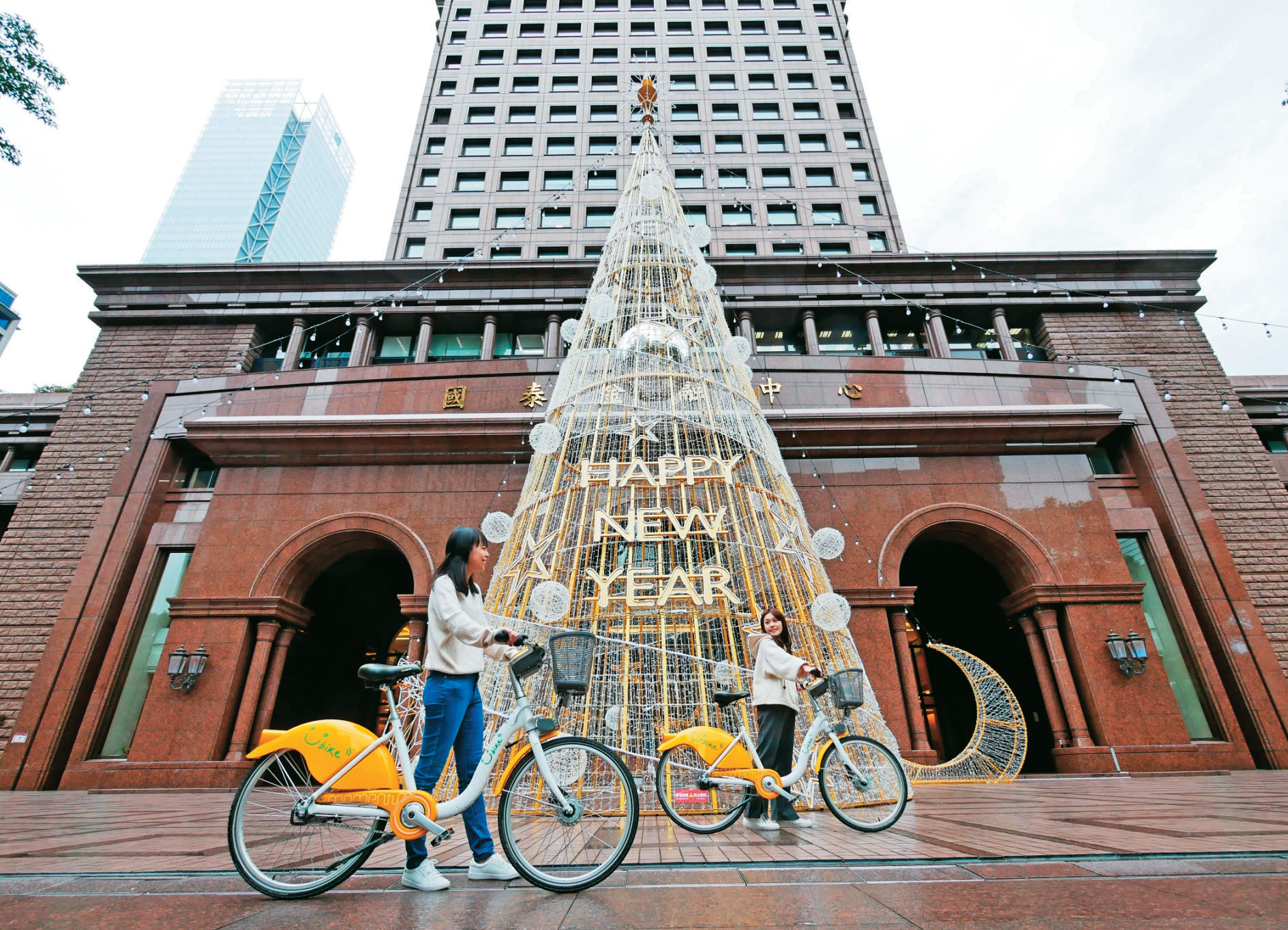 年末騎YouBike漫遊信義區可感受耶誕節慶氣氛。