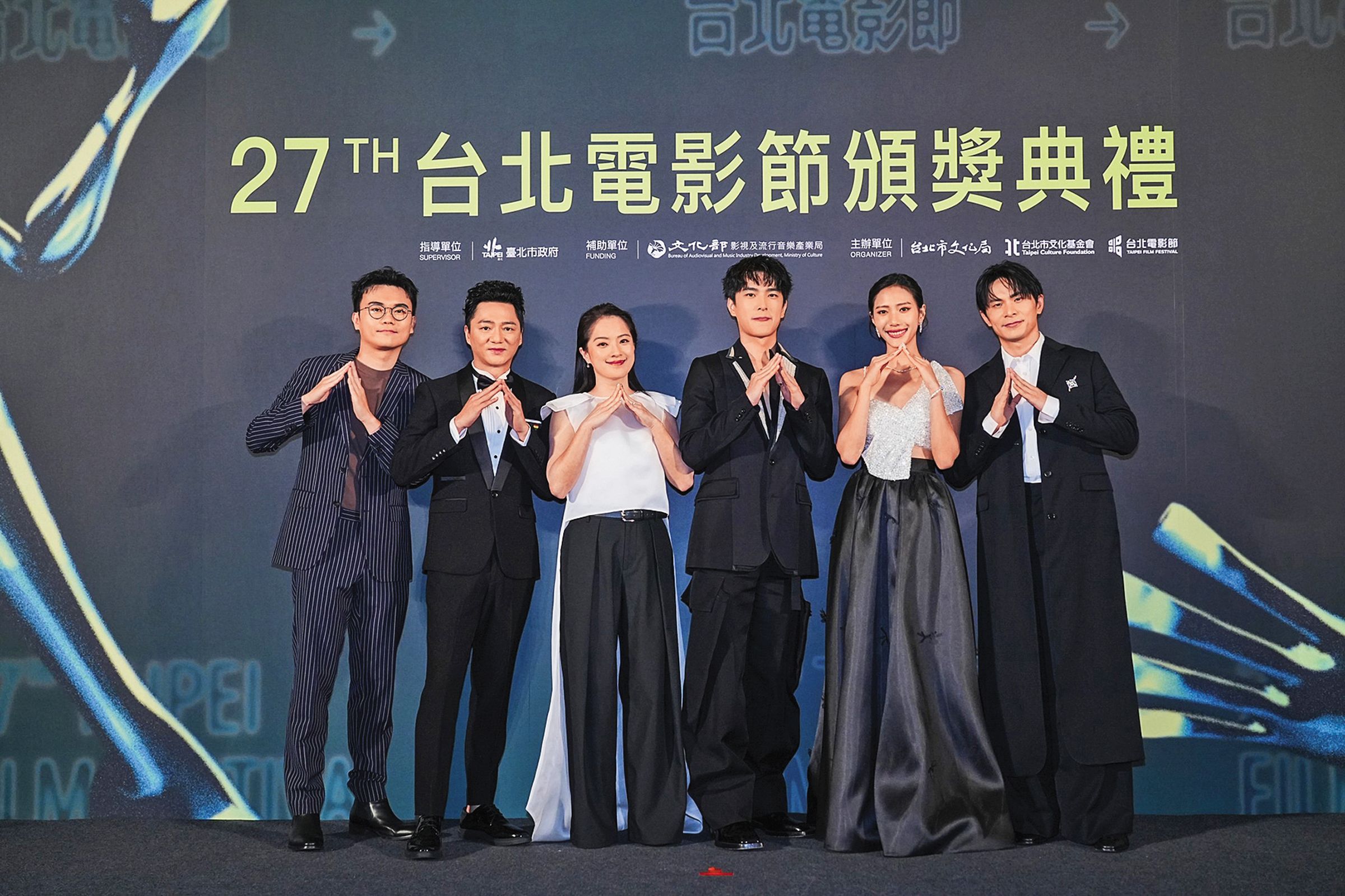 導演潘客印（左起）、演員藍葦華、高伊玲、曾敬驊、黃珮琪、姚淳耀出席台北電影節頒獎典禮。（翻攝自《我家的事》臉書）