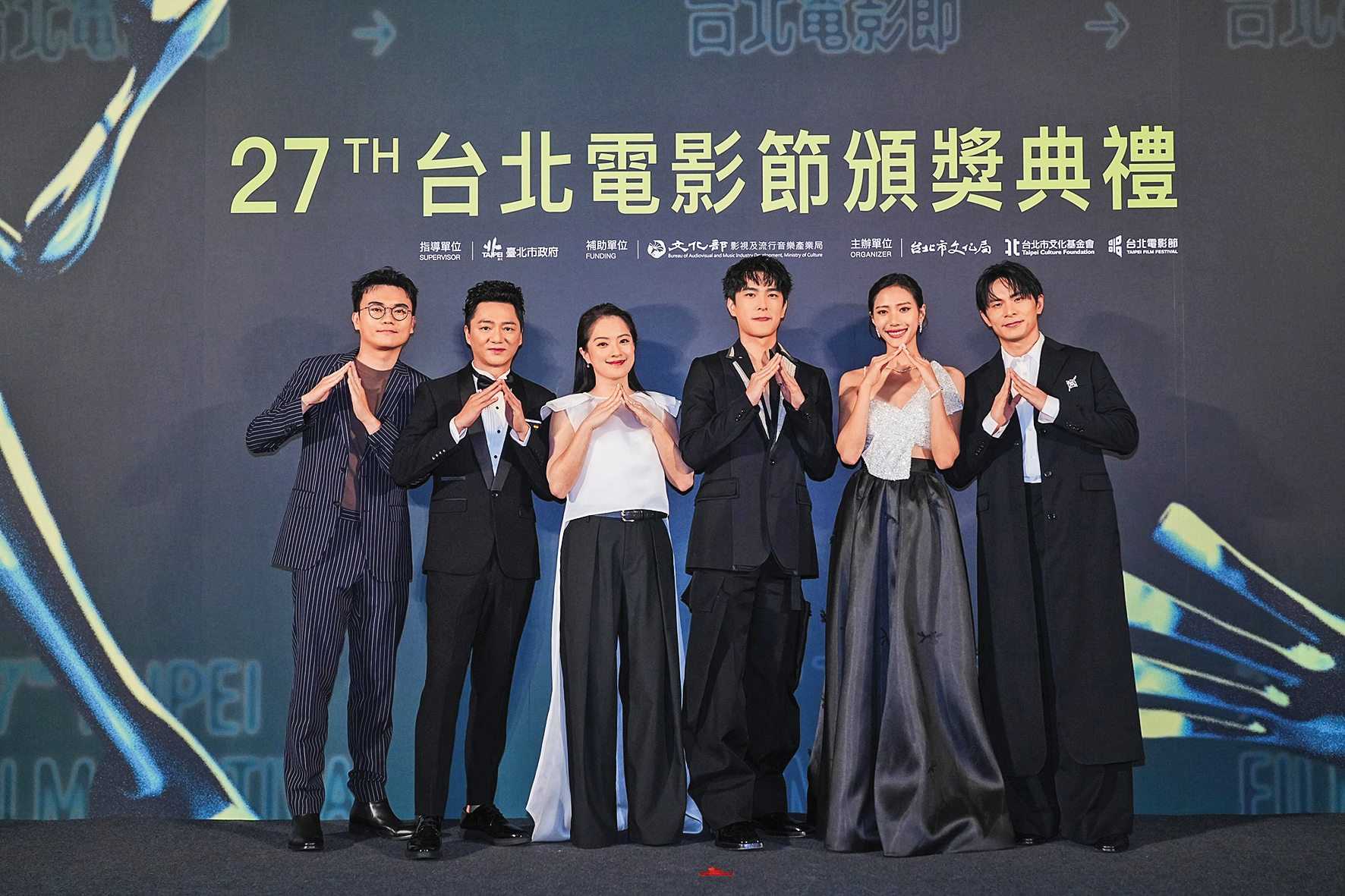 導演潘客印（左起）、演員藍葦華、高伊玲、曾敬驊、黃珮琪、姚淳耀出席台北電影節頒獎典禮。（翻攝自《我家的事》臉書）