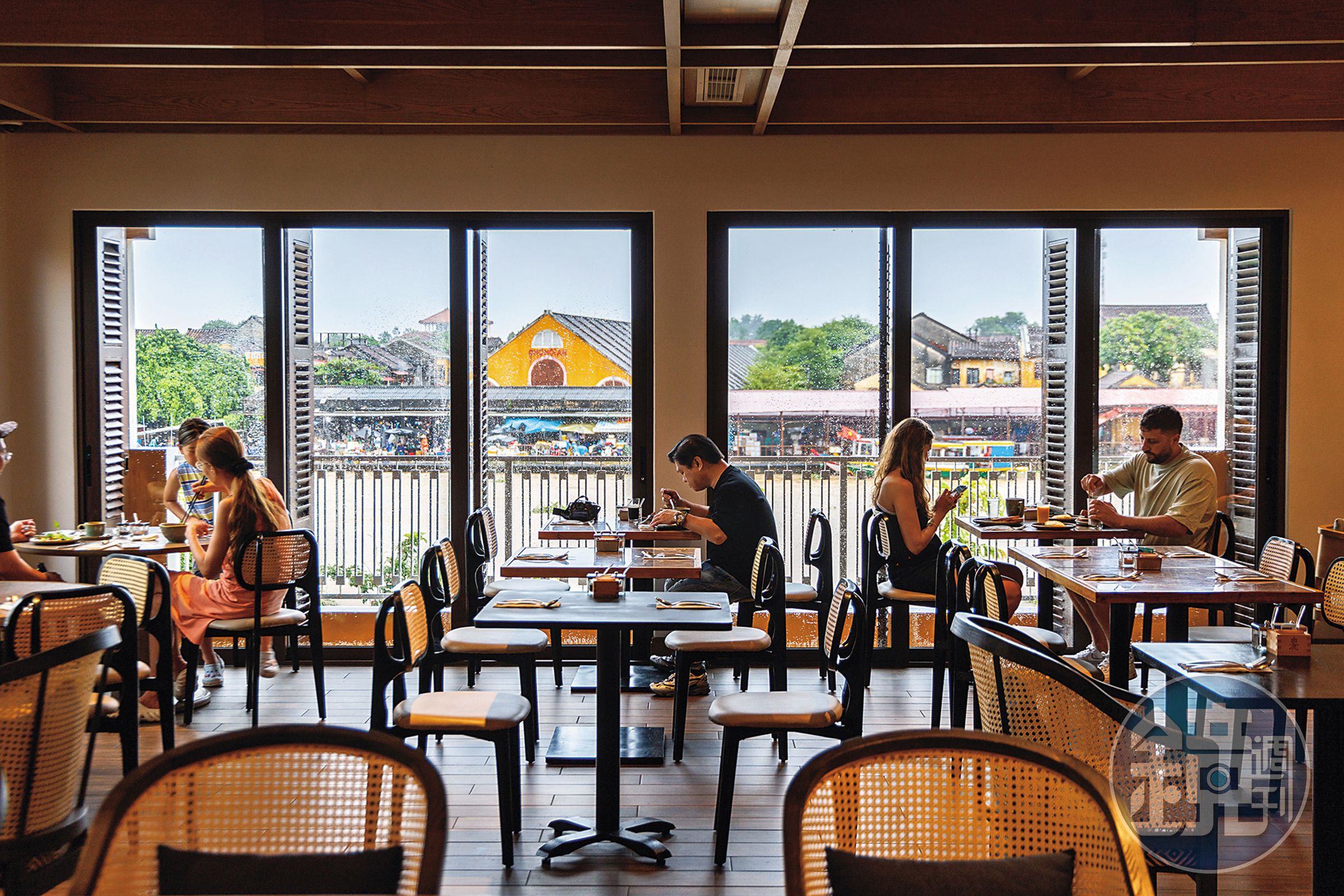 「Bistro Julienne」餐廳緊鄰河岸,吃早餐時可邊欣賞河景,邊遠望對岸熱鬧的會安市場。
