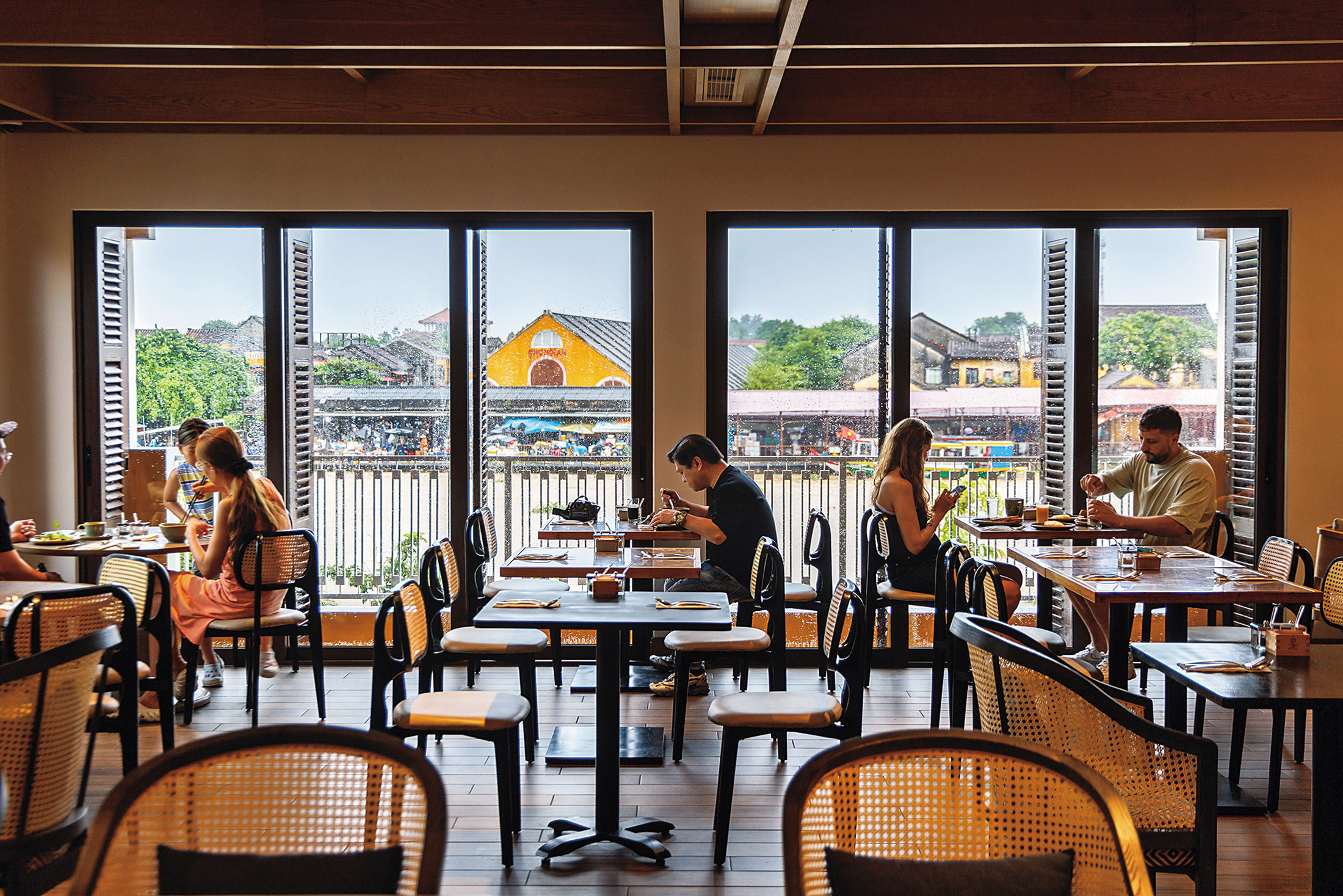 「Bistro Julienne」餐廳緊鄰河岸，吃早餐時可邊欣賞河景，邊遠望對岸熱鬧的會安市場。