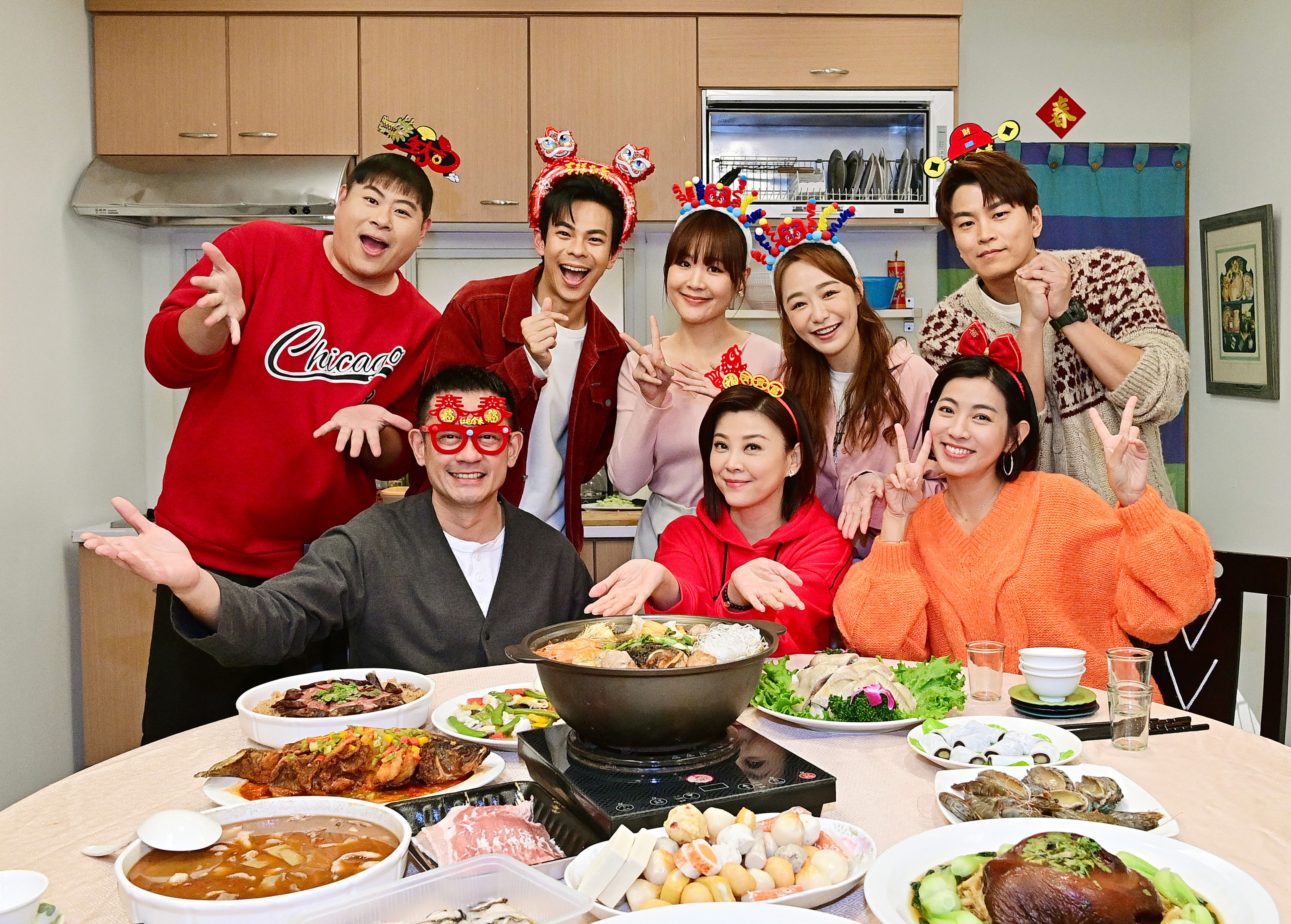 柯叔元（前排左起）、方馨、米可白、呂世偉（後排左起）、孫綻、何宜珊、茵芙、蕭景鴻劇中上演圍爐戲。（台視提供）