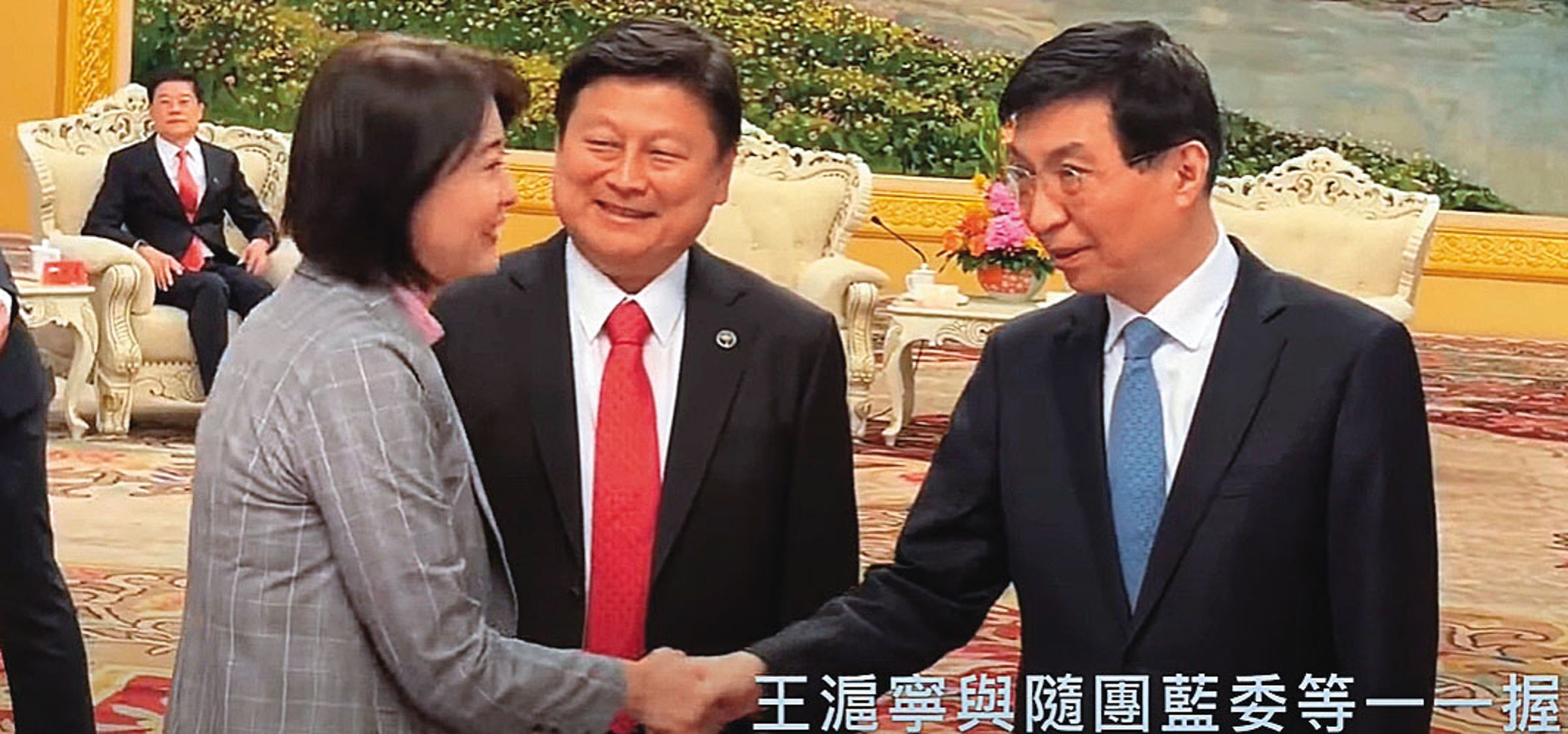 王鴻薇(左)在與王滬寧(右)閉門會談時,挑明講述「一中各表」,盼陸方給國民黨多些論述空間。中為傅崐萁。(翻攝ETtoday)