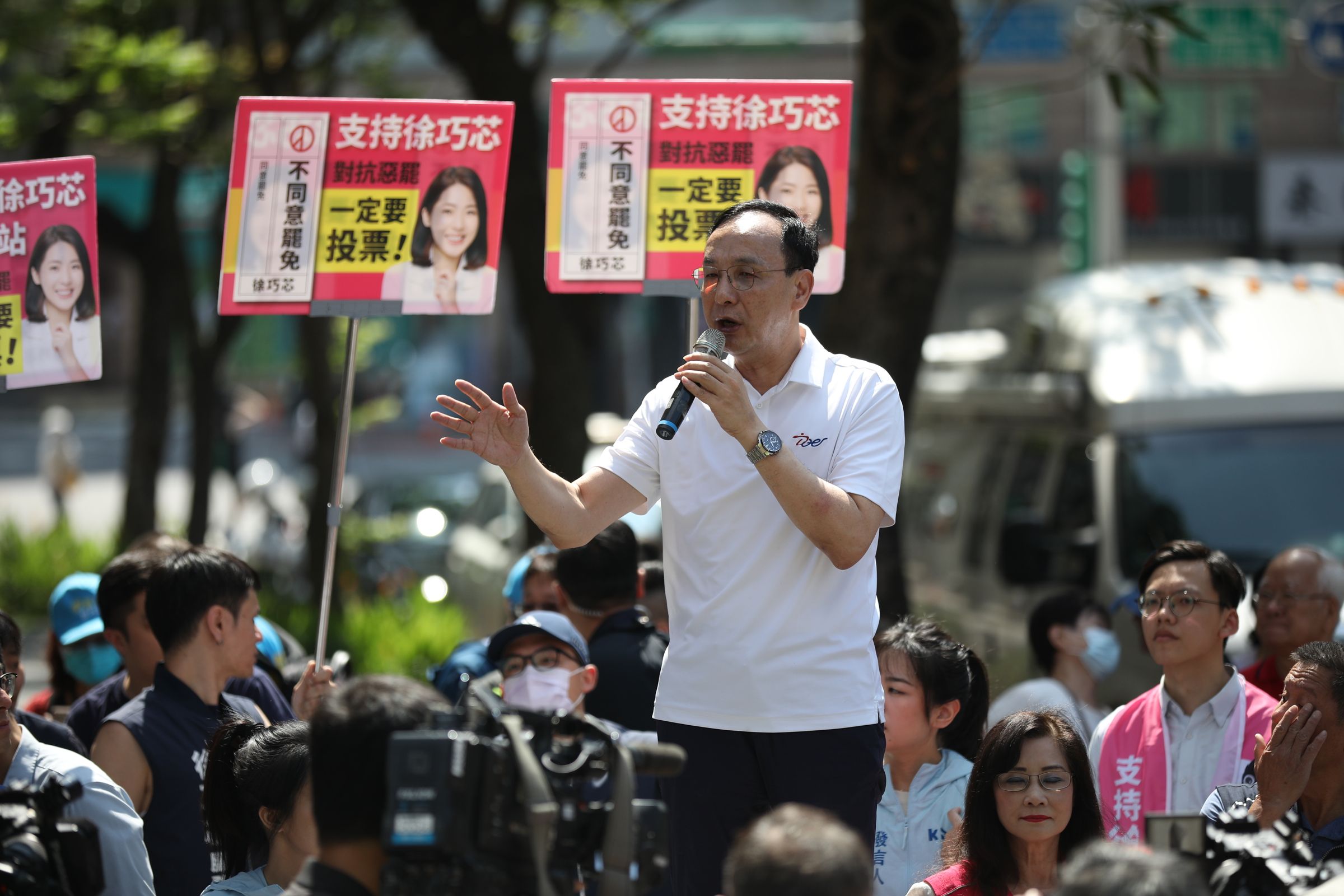 朱立倫今上午在台北市虎林街口宣講為徐巧芯站台，嗆賴清德若要讓台灣分裂、民主崩壞的話就繼續搞大罷免。（鏡報新聞網提供）