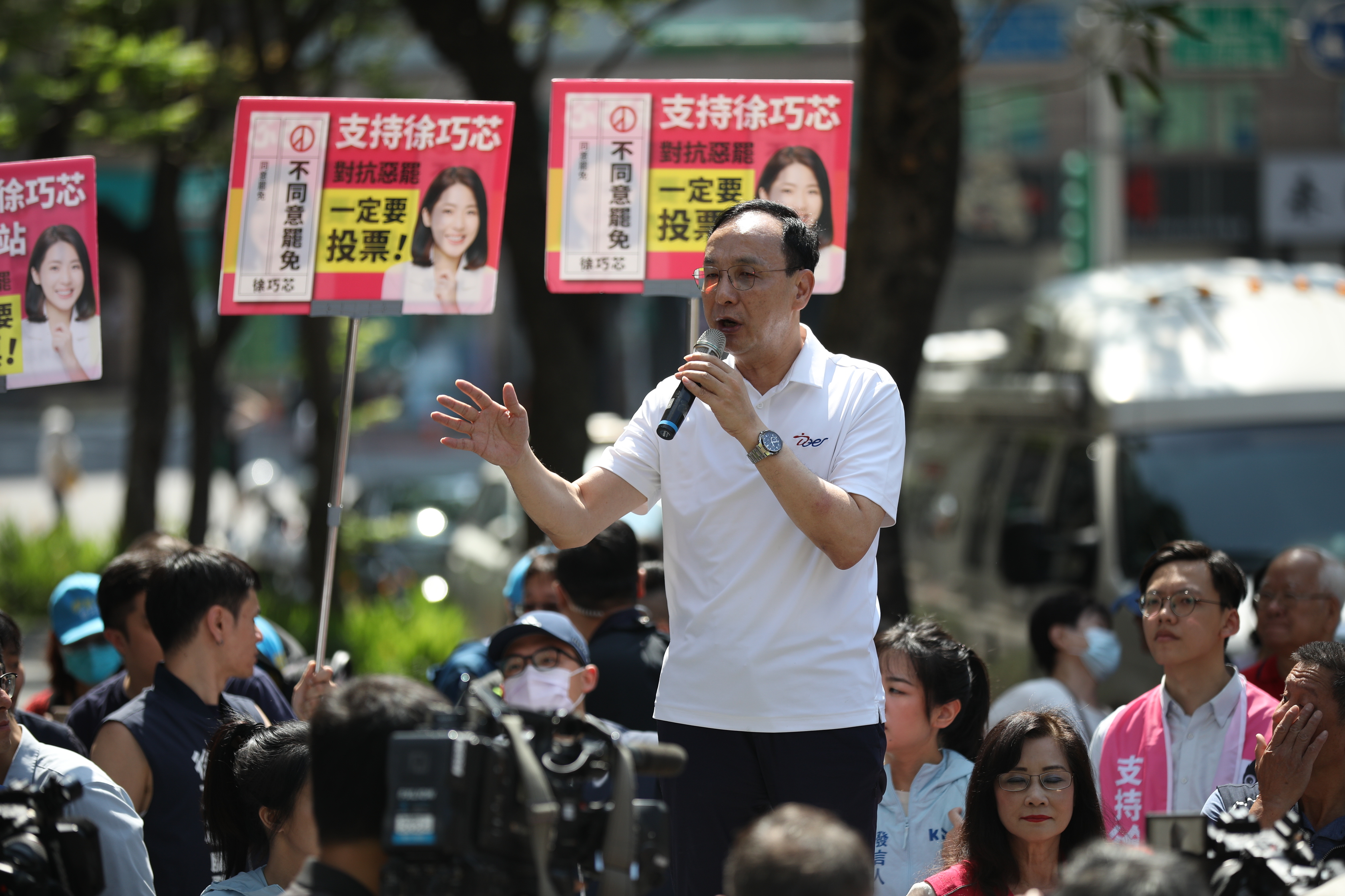 朱立倫今上午在台北市虎林街口宣講為徐巧芯站台，嗆賴清德若要讓台灣分裂、民主崩壞的話就繼續搞大罷免。（鏡報新聞網提供）