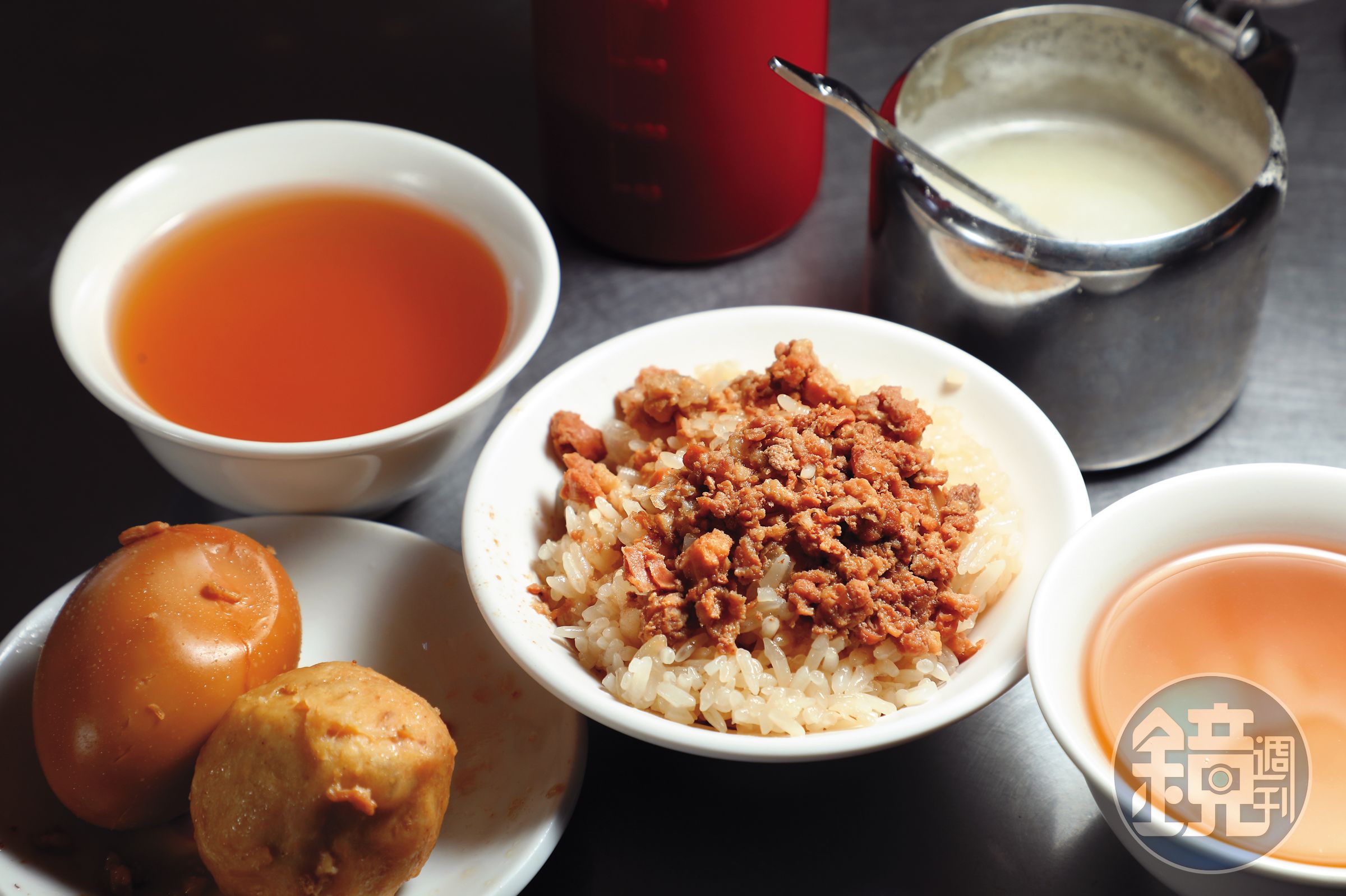 在台中吃「米糕」（中，45元／份）的標配是「滷蛋」與「貢丸」（後，皆20元／顆），並免費附送濃醇的柴魚湯。