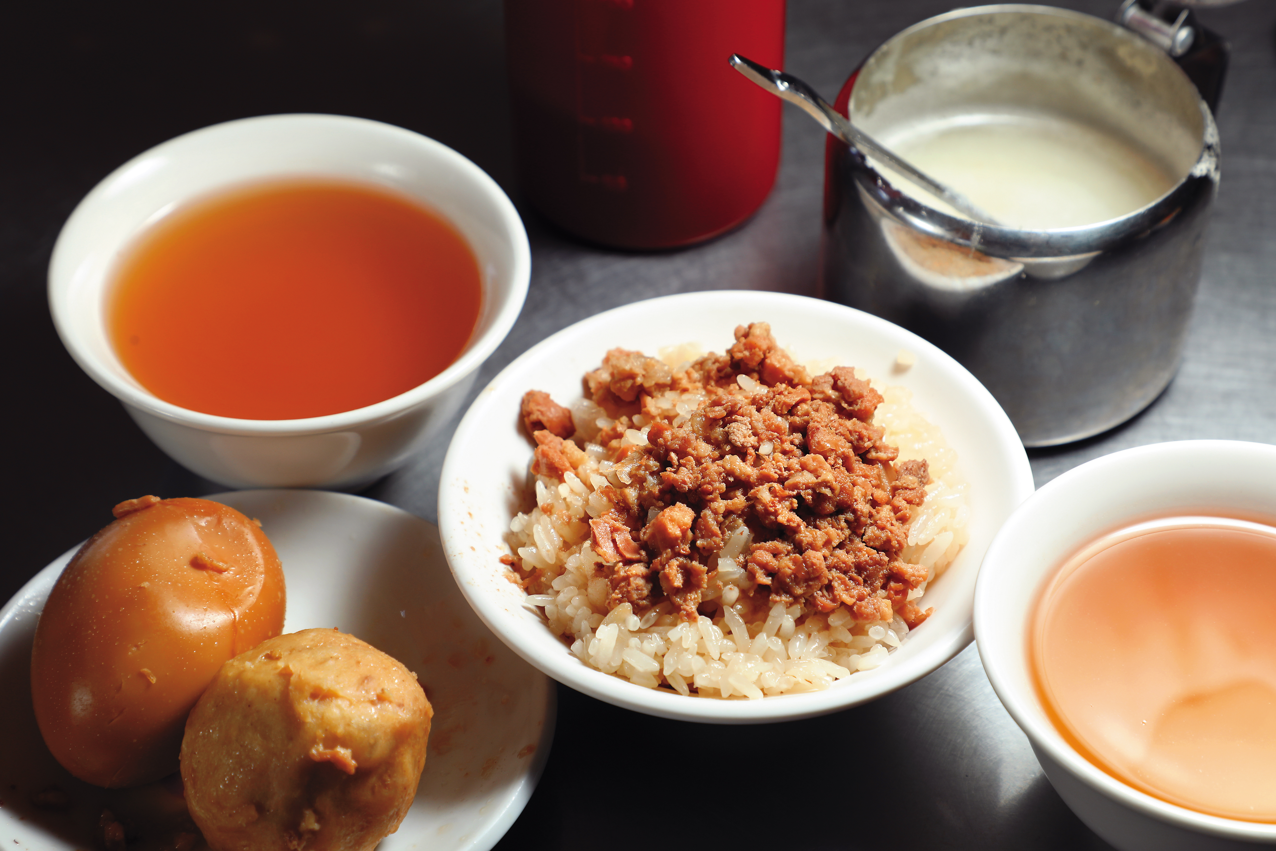 在台中吃「米糕」（中，45元／份）的標配是「滷蛋」與「貢丸」（後，皆20元／顆），並免費附送濃醇的柴魚湯。