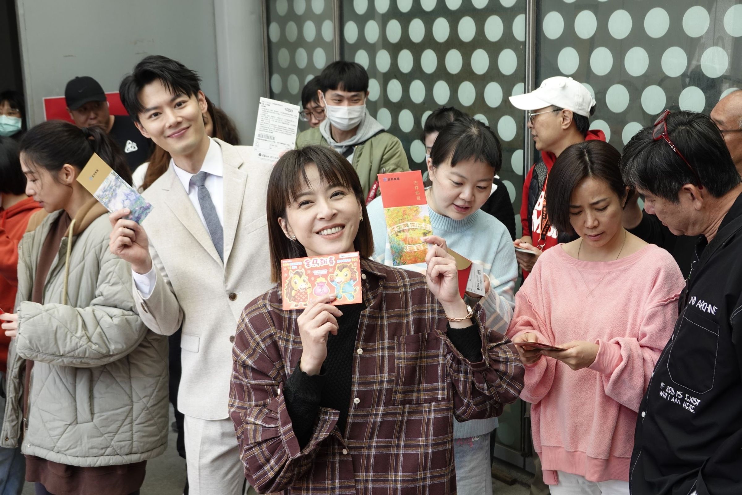 蘇晏霈開工首日被熱昏頭，拿到紅包笑開懷。（民視提供）