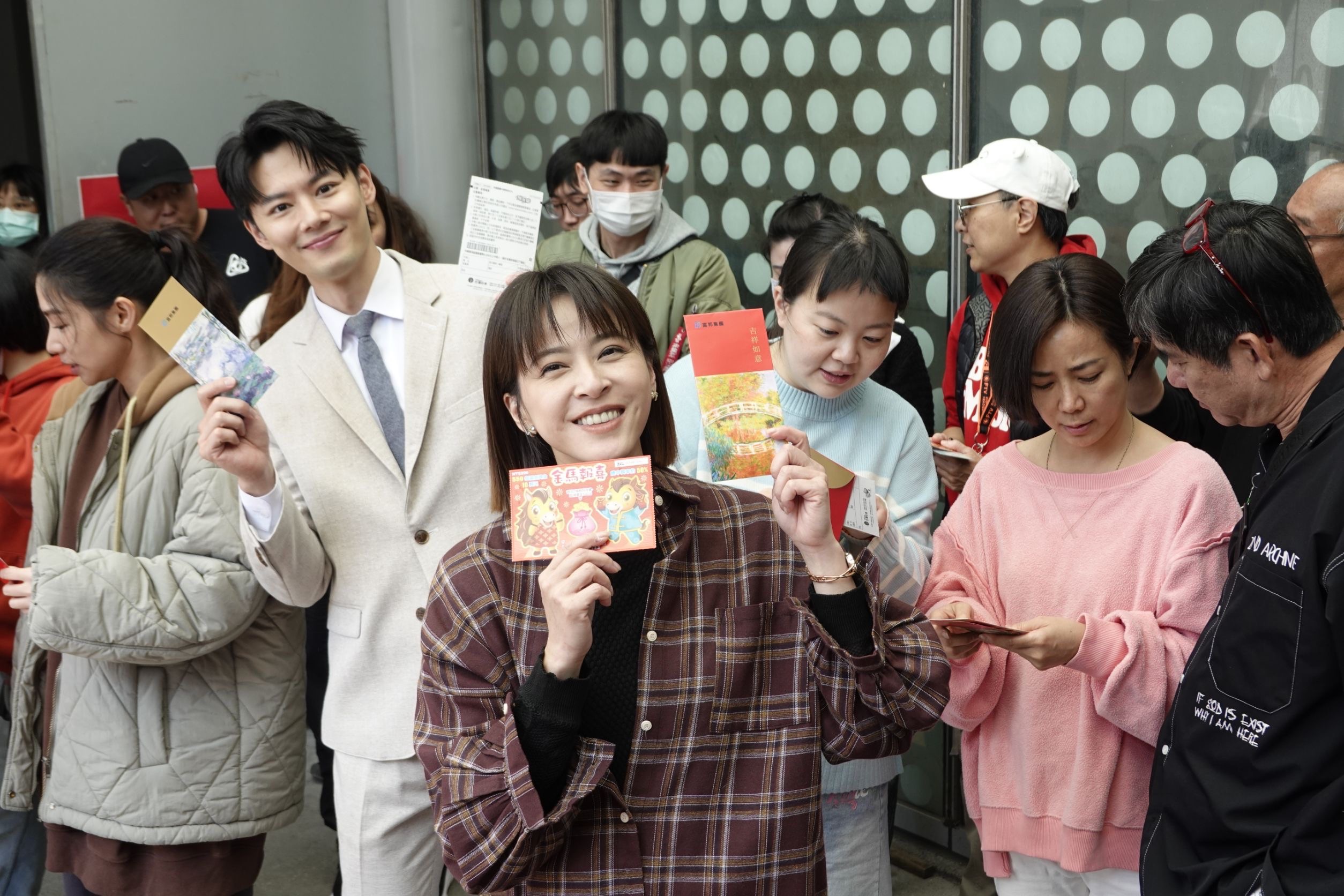 蘇晏霈開工首日被熱昏頭,拿到紅包笑開懷。(民視提供)