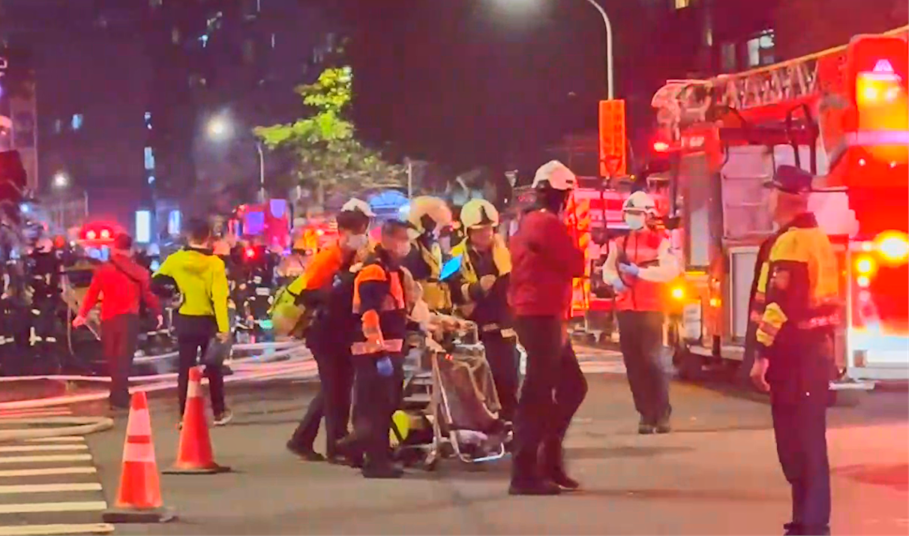 台北市萬華區有間木造平房晚間發生火警，有位受困的99歲老翁被救出，並在意識清楚情況下送醫治療。（翻攝畫面）