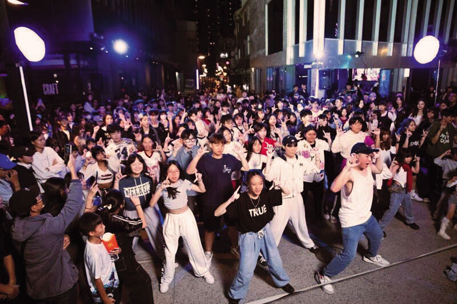 TWICE去年11月在高雄世運主場館舉辦演唱會，吸引大批歌迷進場，周子瑜在台灣的高人氣也成為中國涉台系統評估其統戰價值的重要背景。（高市經發局提供）
