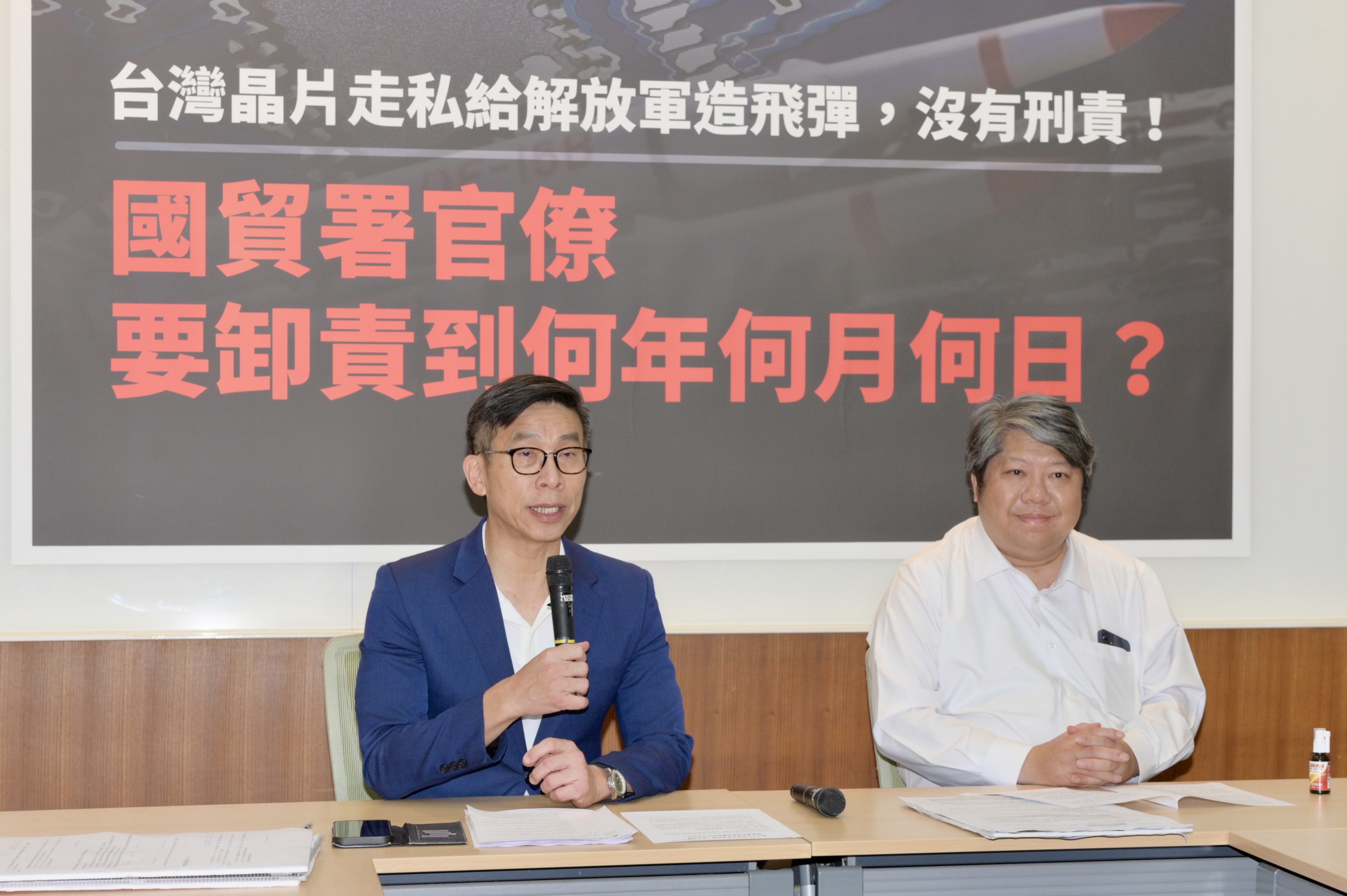 台灣經濟民主連合智庫召集人賴中強，與立法委員鍾佳濱就高階晶片違法走私到中國的出口管制問題舉行記者會。（經民連提供）