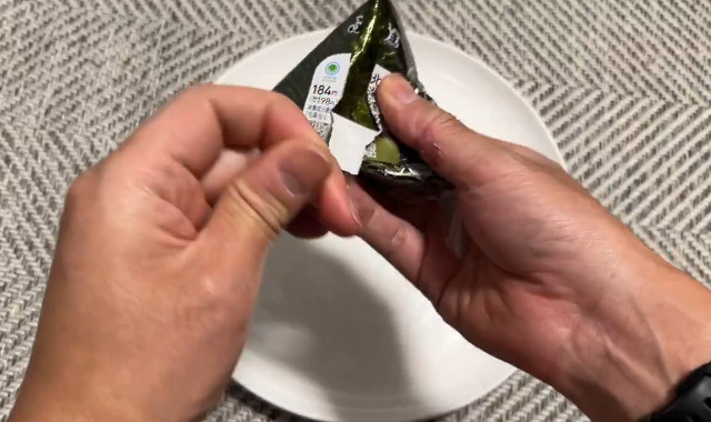 日本網友示範如何拆三角飯糰，不沾手就享用飯糰。（翻攝X@dydt_Nao）
