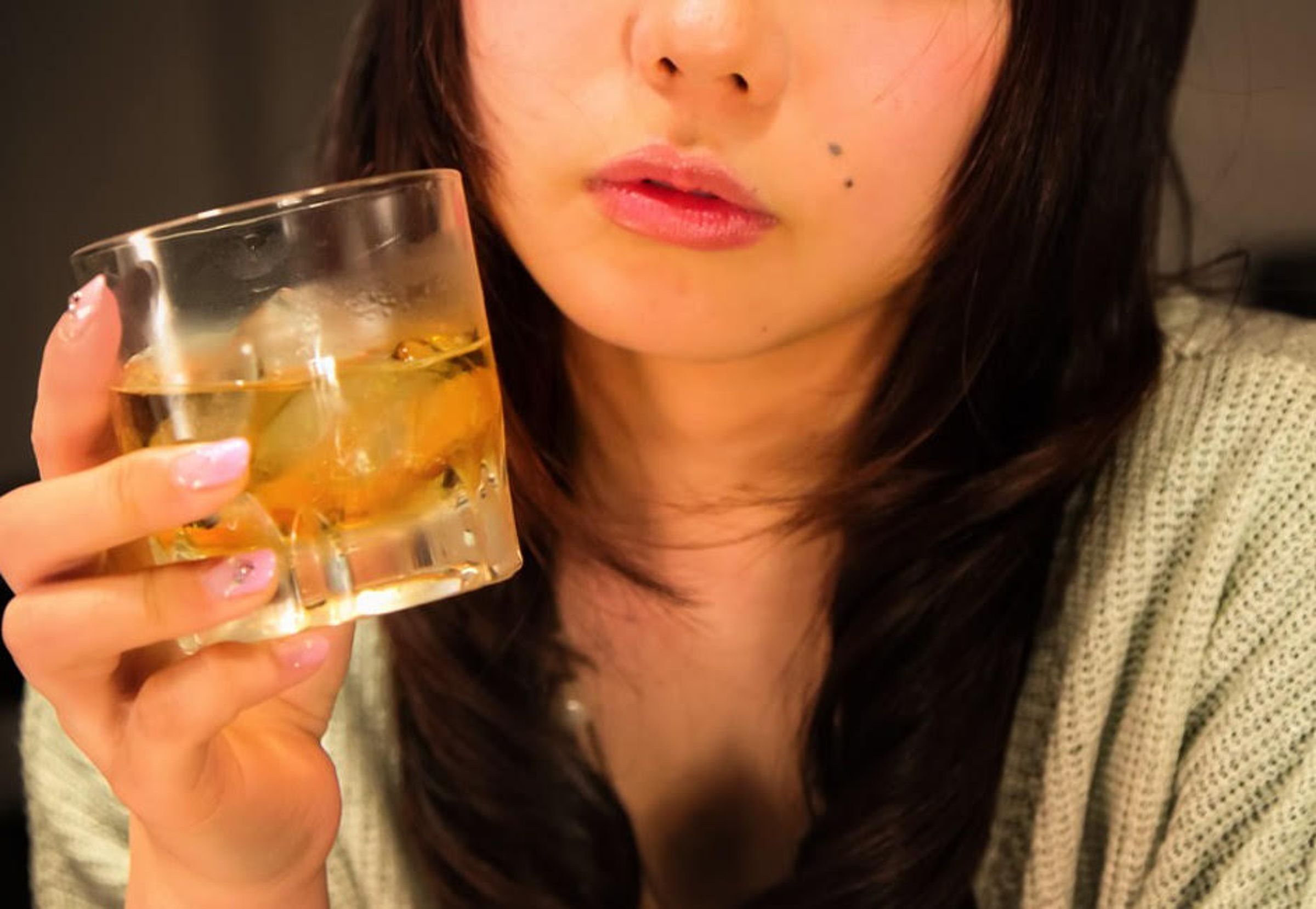 日本一名小學女老師因薪水不夠花，下班在酒店兼差賺錢。（示意圖，Pakutaso）
