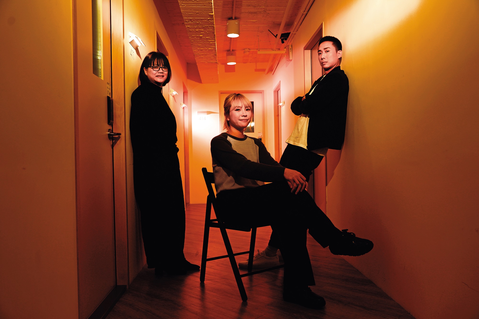 編導黃婕妤(中)攜手監製陳查理(右)、盧維君(左)推出首部劇集。