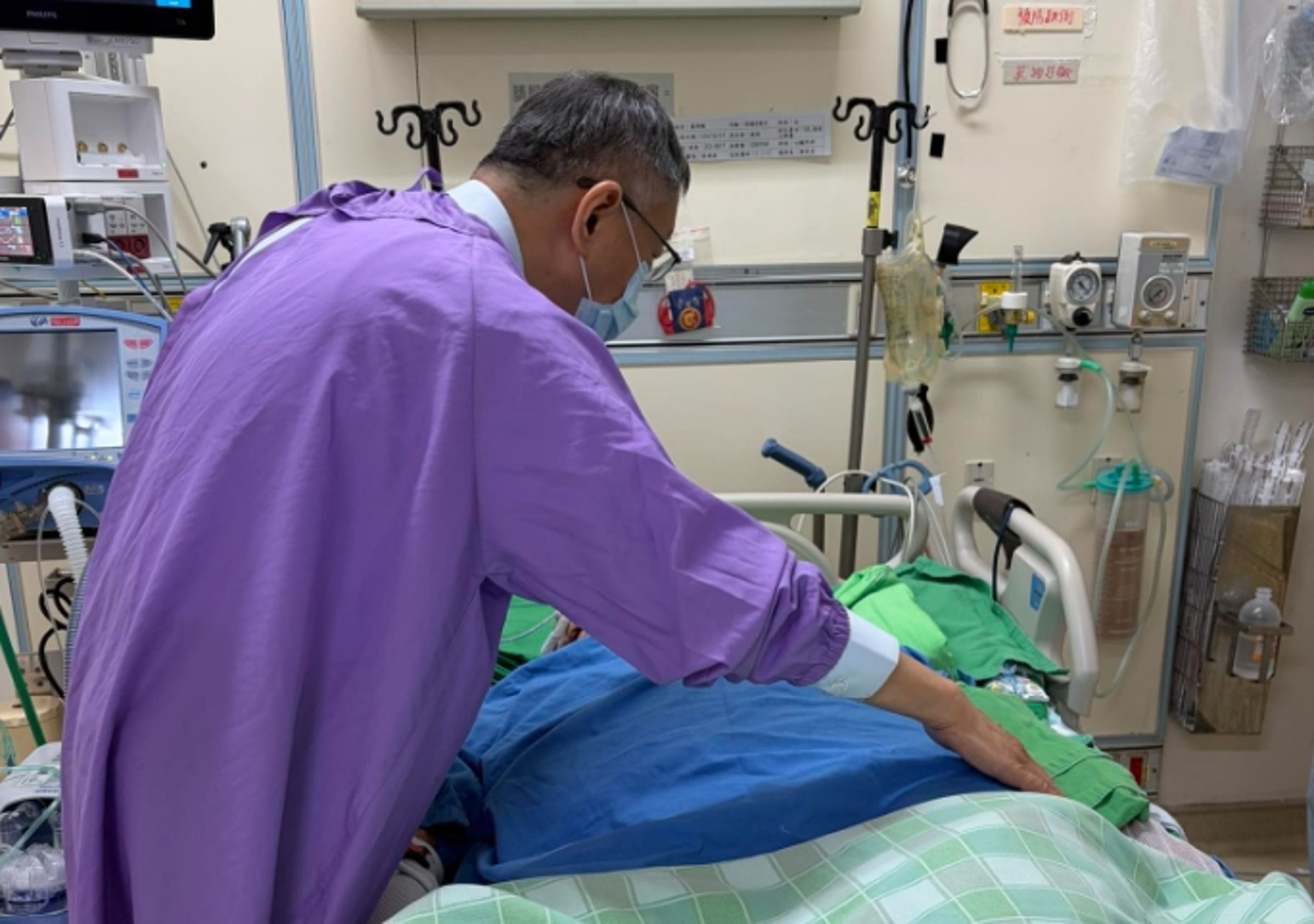 黃珊珊高齡96歲母親住加護病房,柯文哲前往探病。(取自黃珊珊臉書)