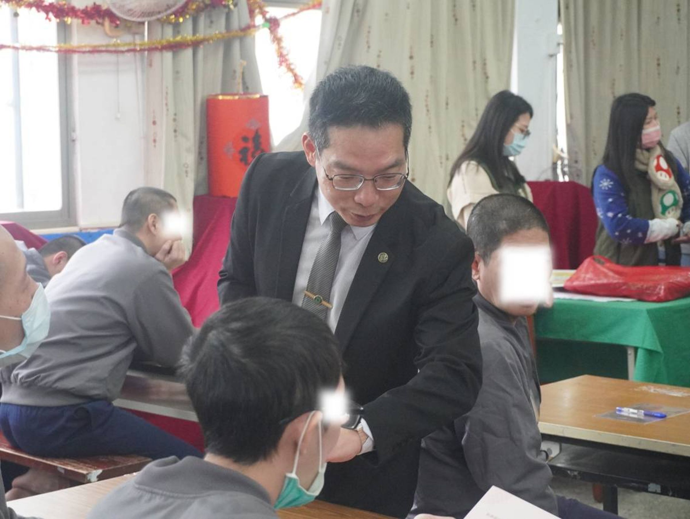 基隆看守所今天與基隆郵局攜手合作舉辦「郵我來關懷,把愛寫出來」春節感恩賀卡寄情活動,讓收容人透過親手書寫賀卡,向親愛的家人表達心中的愛與思念,場面相當溫馨。(基隆看守所提供)