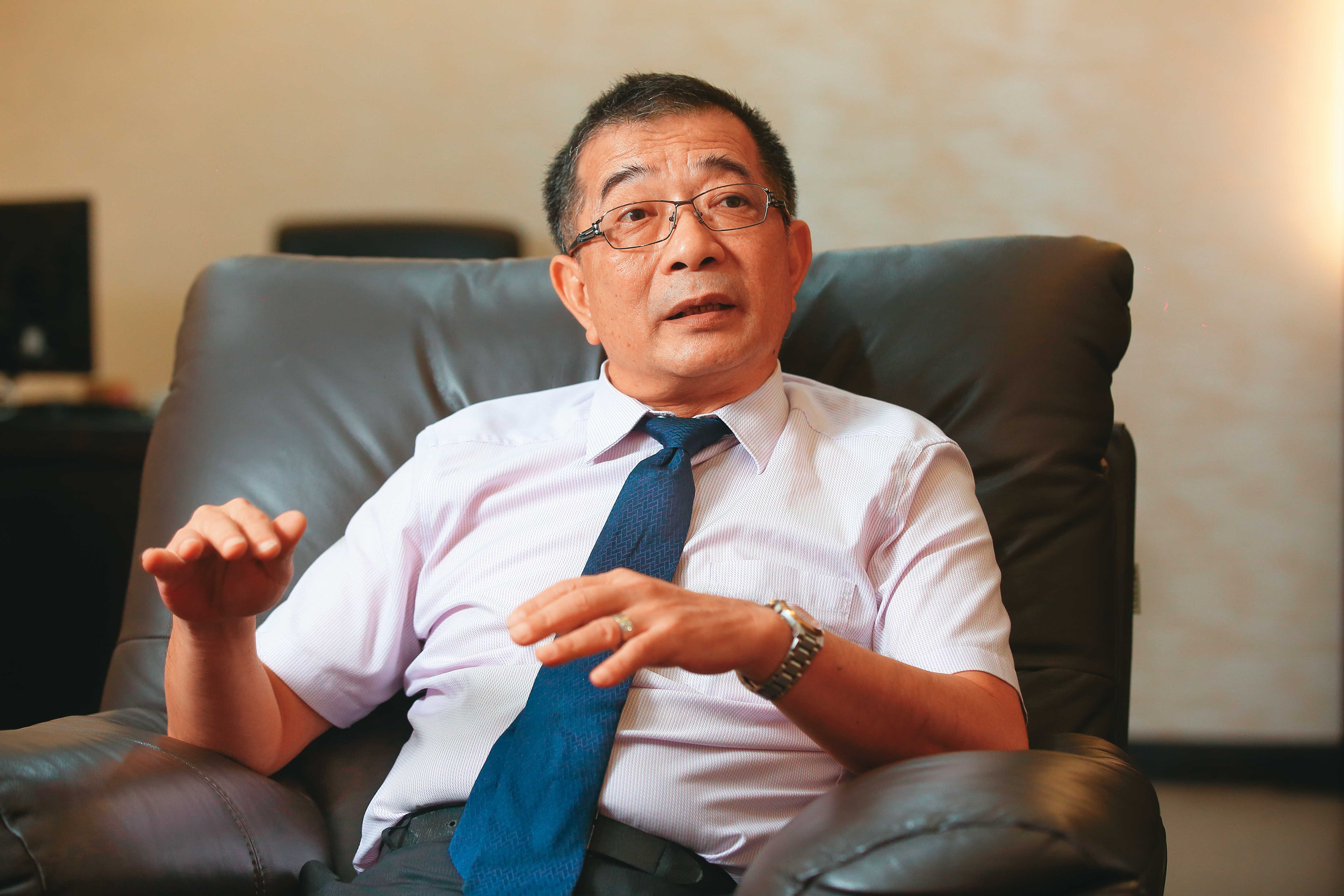 牙材廠老董鄭鴻君(圖)花32萬元找槍手代寫論文,取得博士學位。