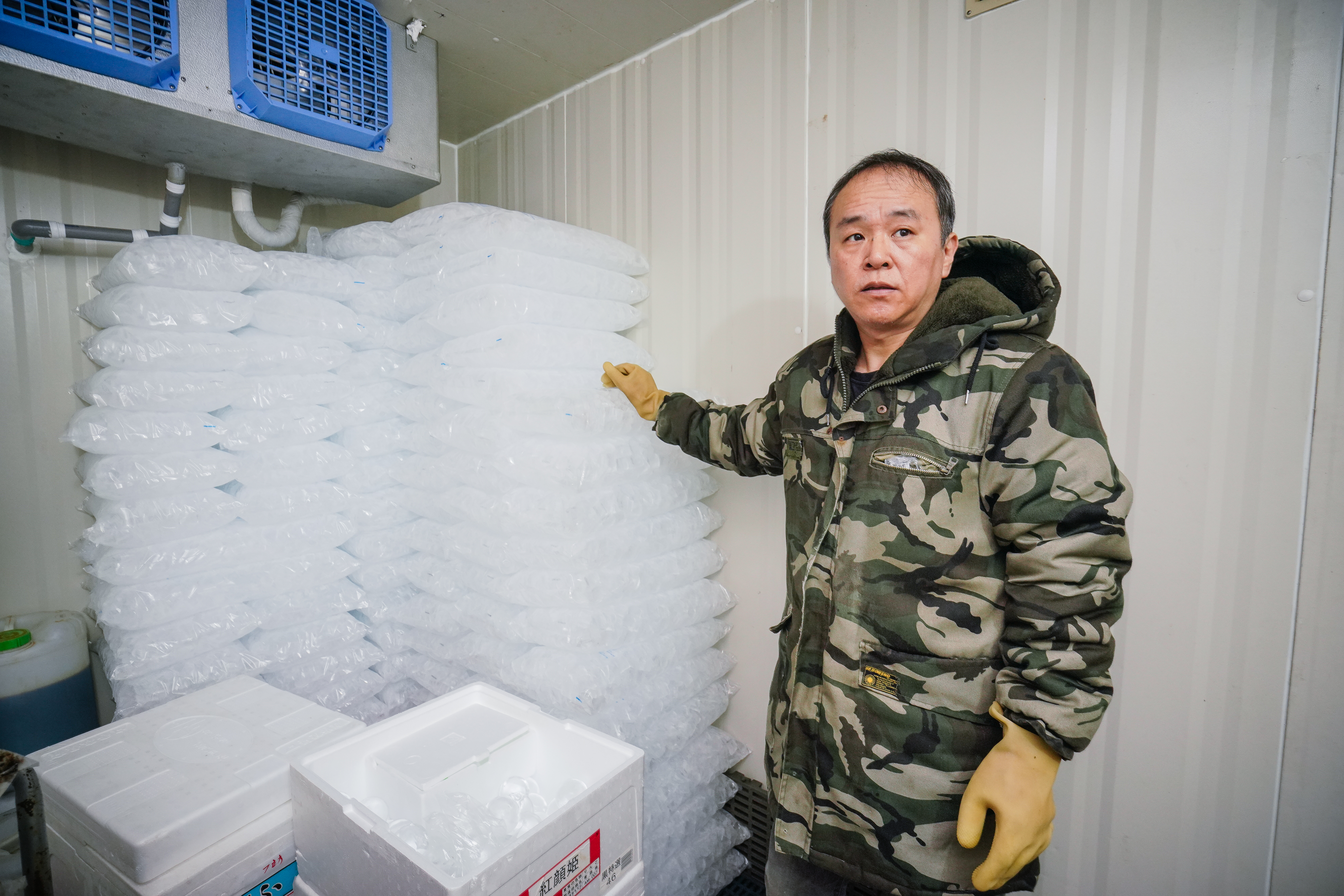 注重食安後，製冰廠都改用逆滲透。林洲旭的衛生冰塊供應商，則是全台唯二有ISO、HACCP的廠商。他自豪說他的冰塊源頭還是最好。