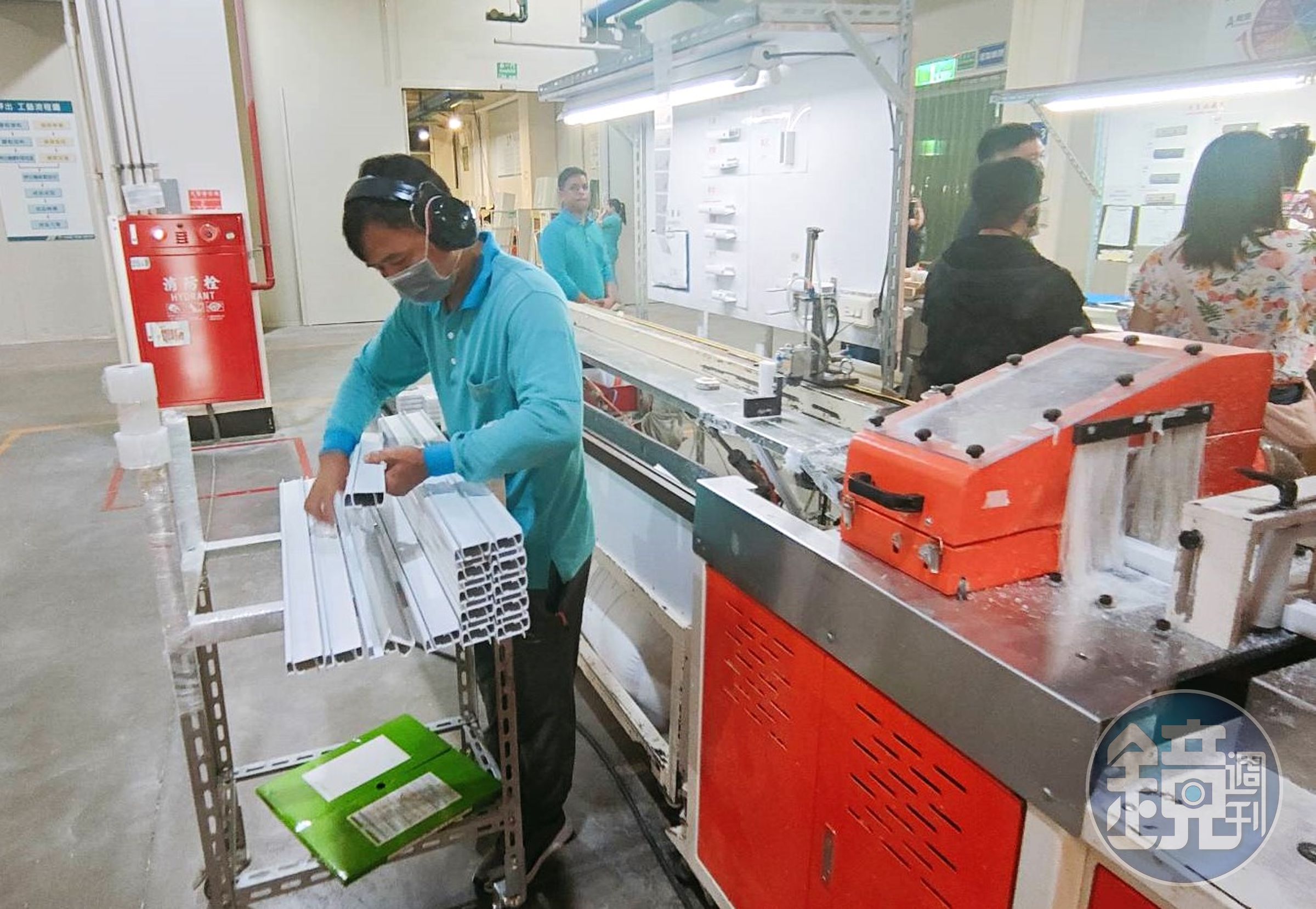 窗簾軌道部分，不只使用再生塑料，而且裁切剩下的邊角料，還能再重生、混料塑型。