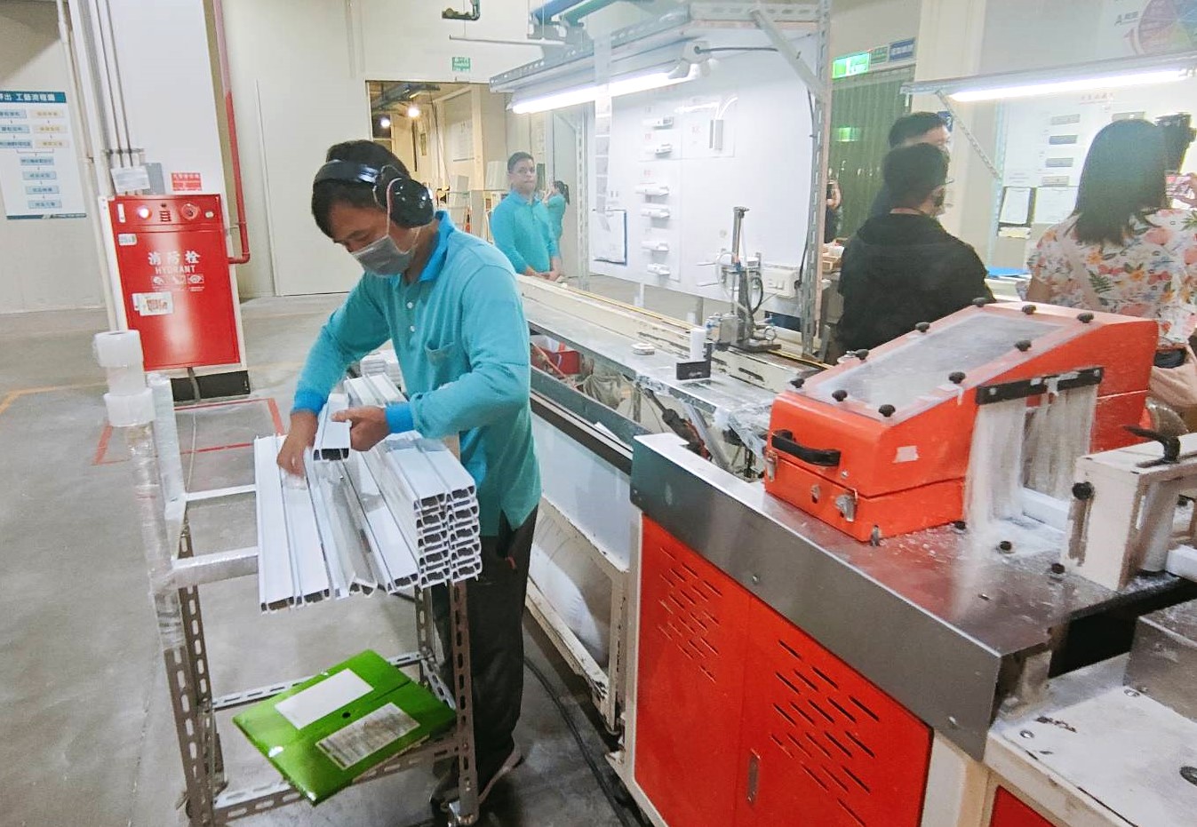 窗簾軌道部分，不只使用再生塑料，而且裁切剩下的邊角料，還能再重生、混料塑型。