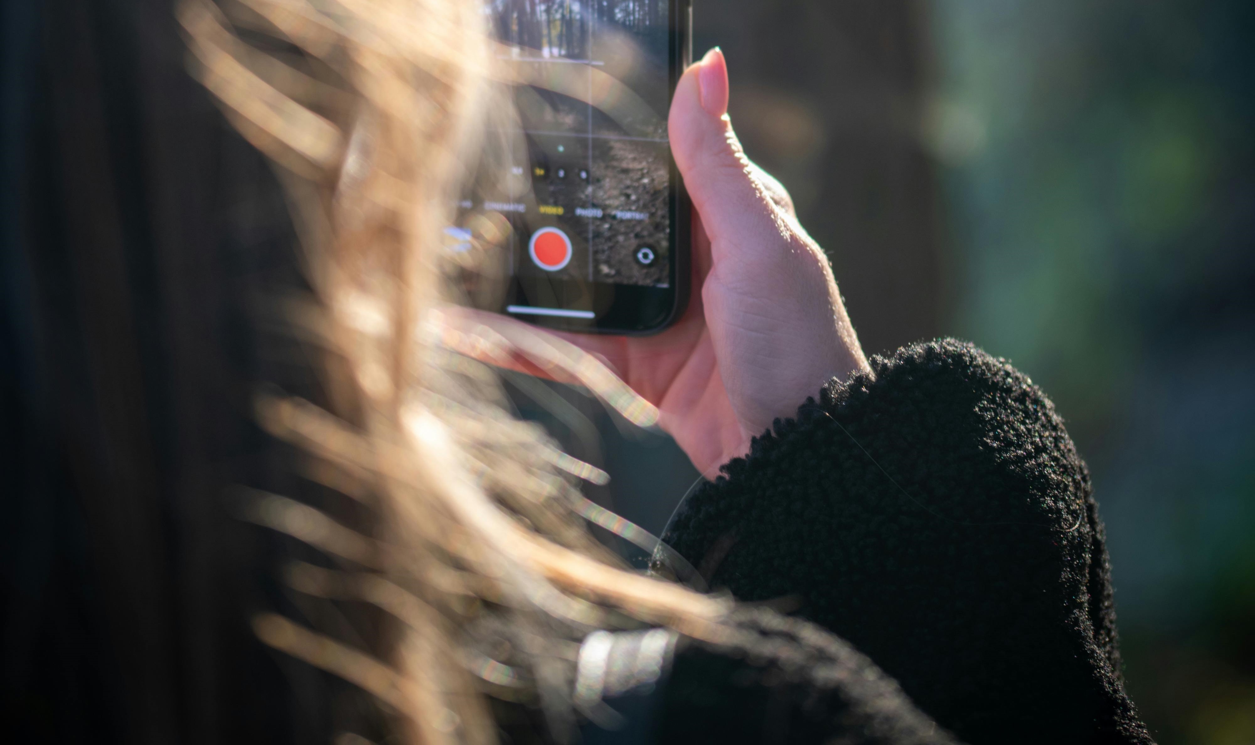 基隆一名女子疑因迷戀男網紅，尾隨至醫院並偷拍如廁畫面，檢方認定已侵害性隱私，依法提起公訴。（示意圖，非當事人/pexels）
