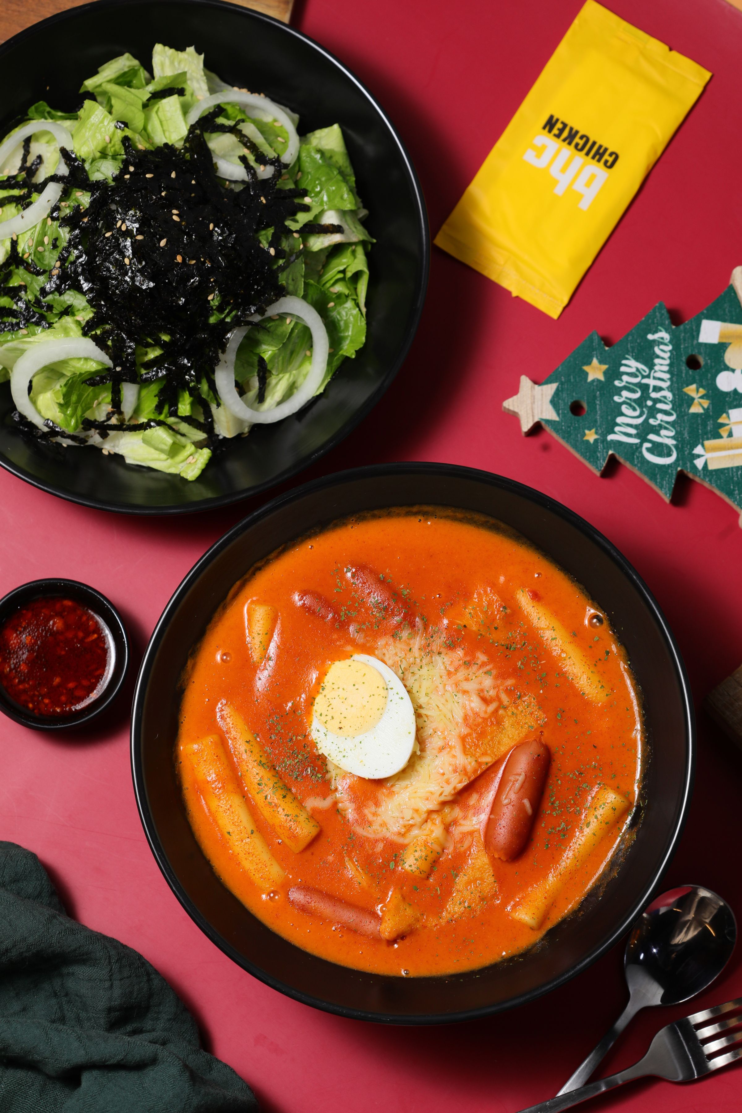 「粉紅醬炒年糕」軟Q年糕奶香中帶辣勁（前，239元／份），適合搭配清爽的「韓式沙拉」（後，129元／份）。