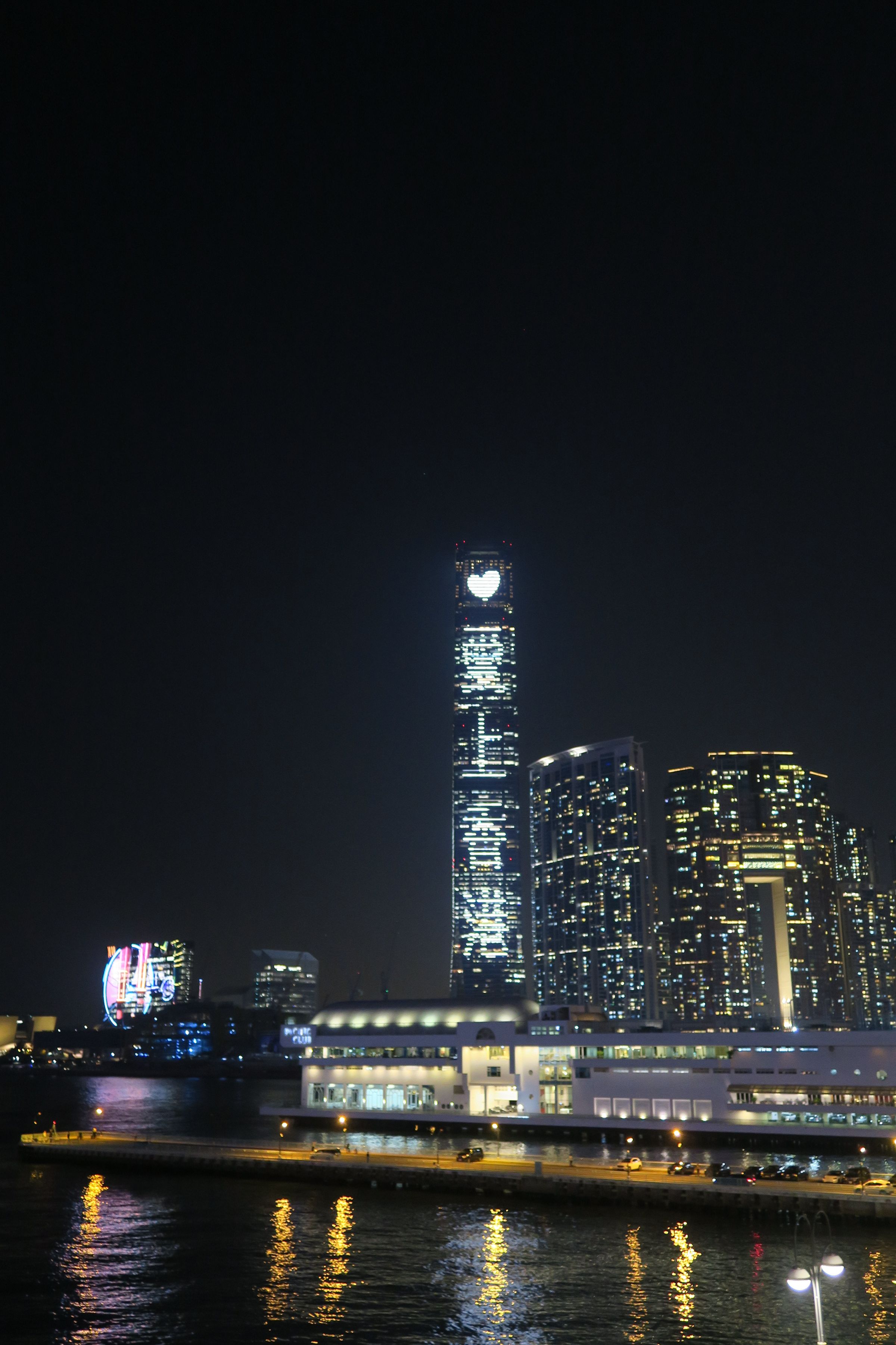 餐廳旁的觀景平台可同時欣賞港九的璀璨夜景。