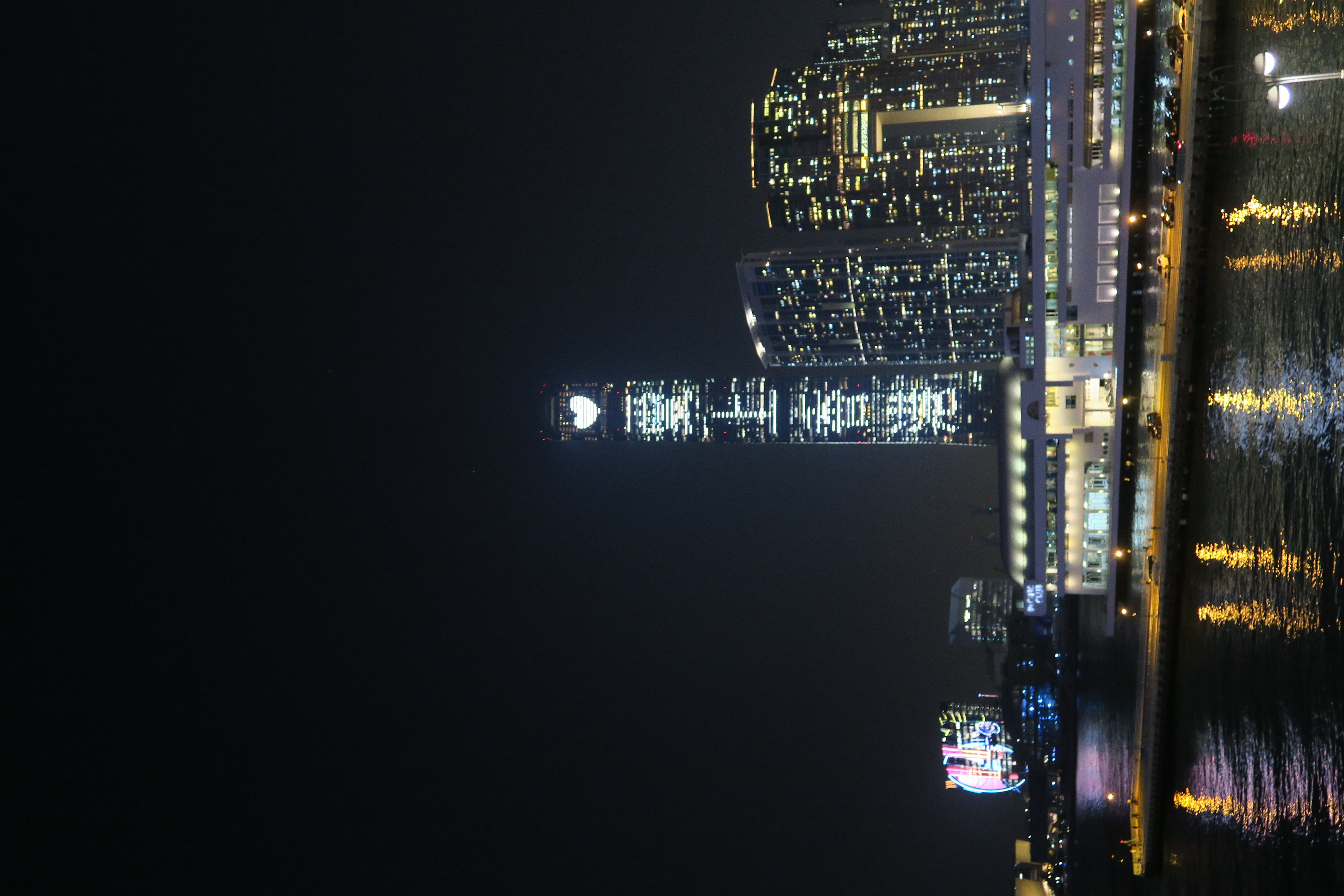 餐廳旁的觀景平台可同時欣賞港九的璀璨夜景。