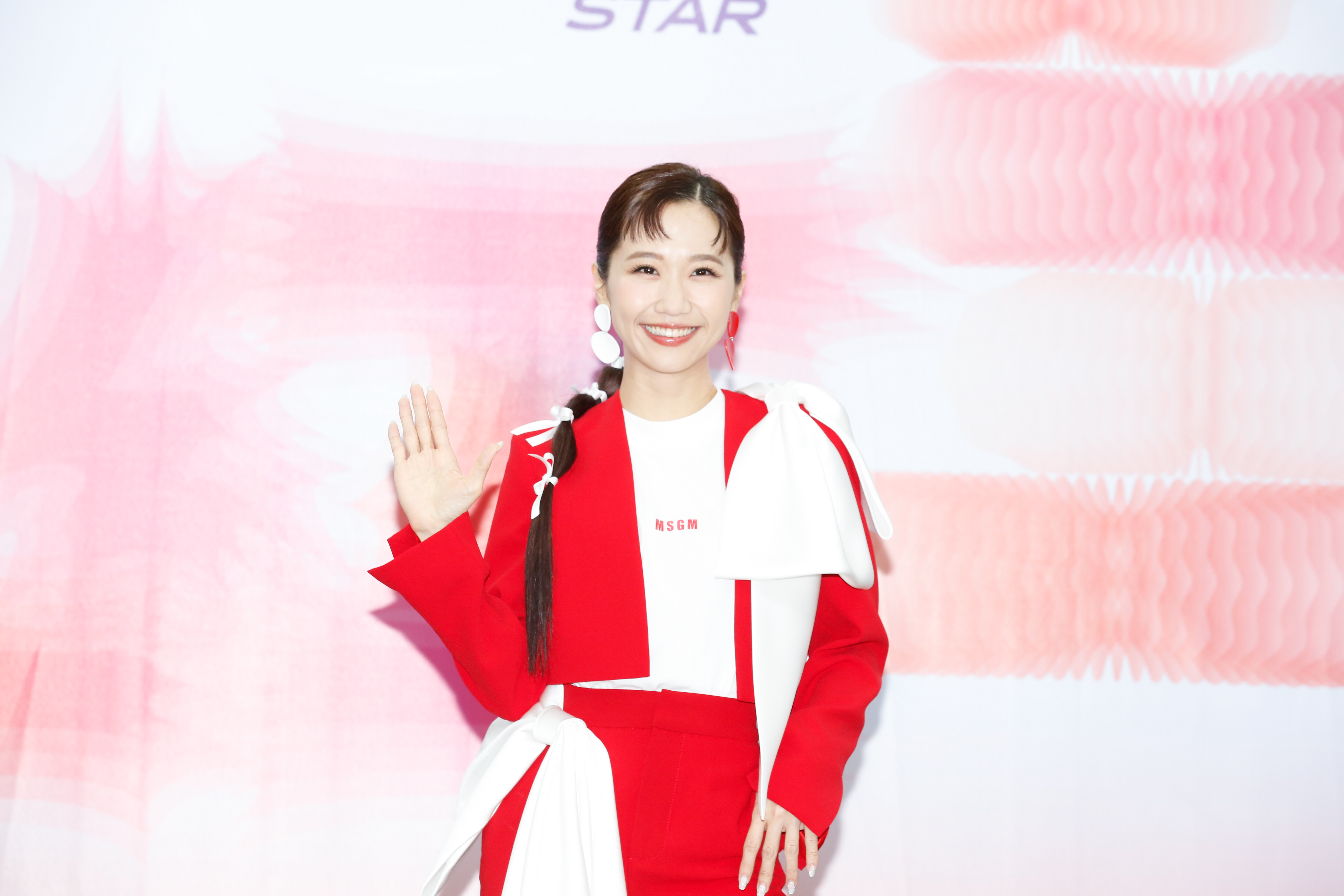 Lulu接棒黃子佼主持除夕特別節目。