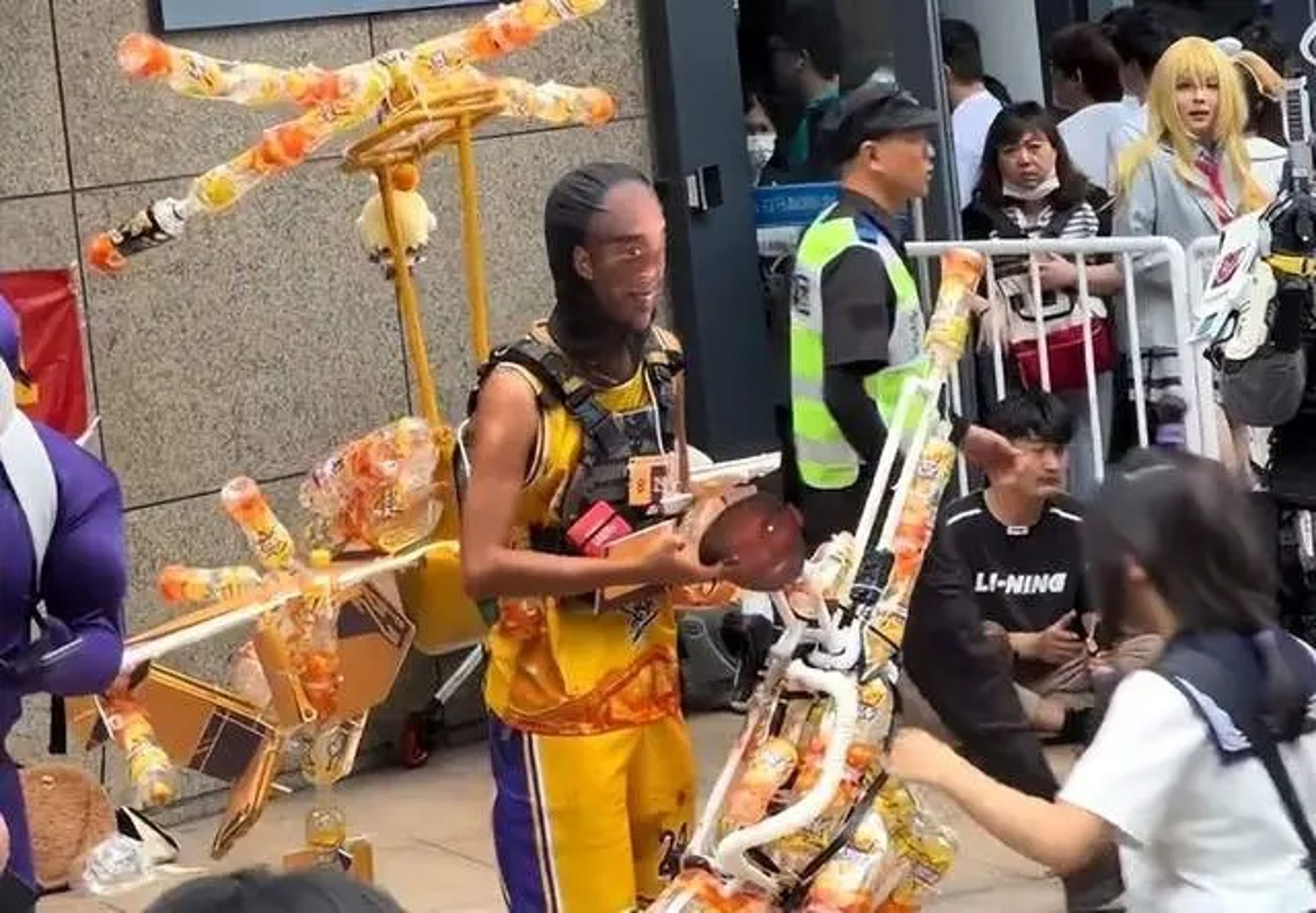 中國1名Coser模仿Kobe遇難事件，但在場觀眾卻不以為意，甚至發出嘻笑聲。（翻攝自微博）