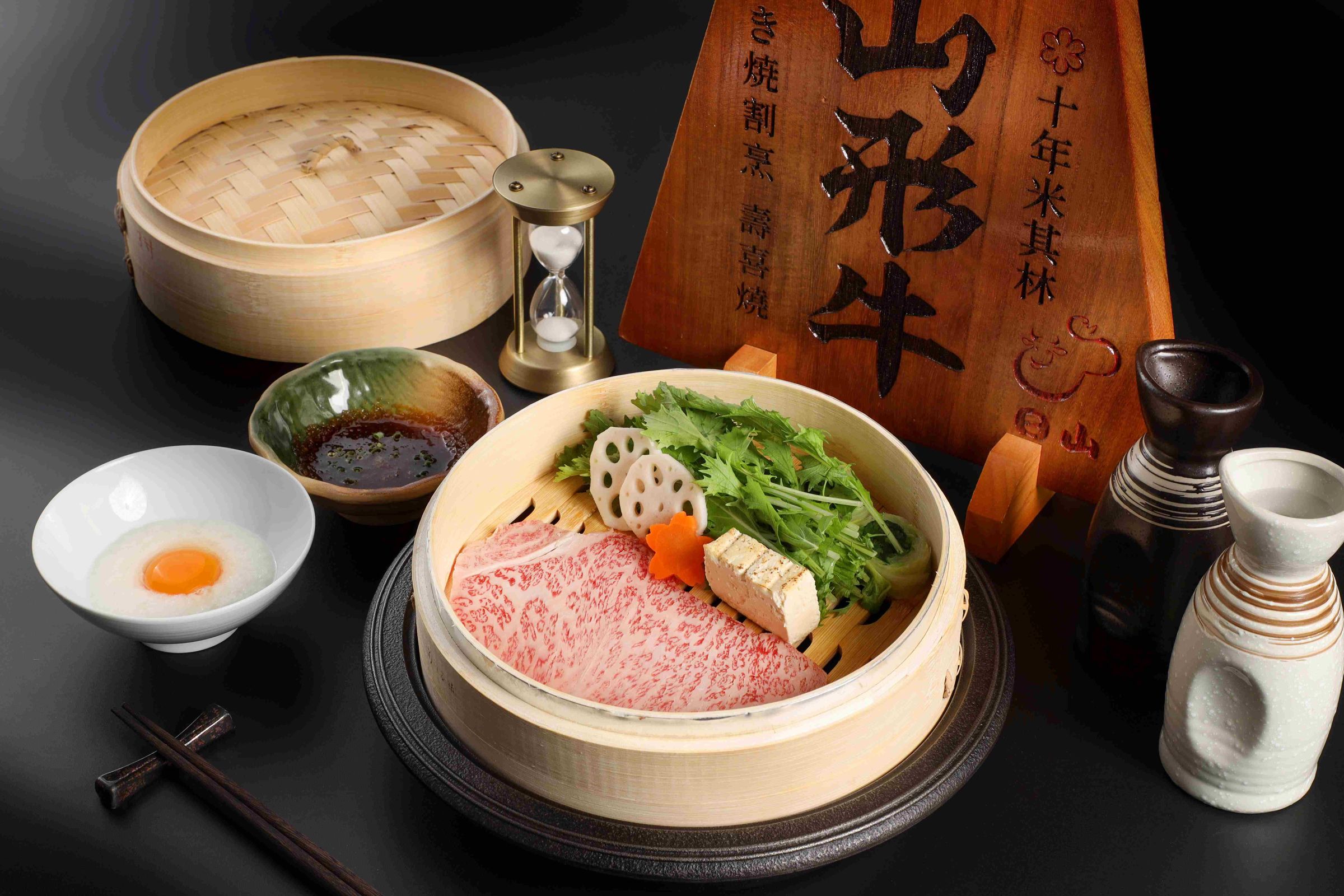 蒸籠燒是源自沖繩的烹調法,最能吃到肉類的原始甘甜。(日山提供)