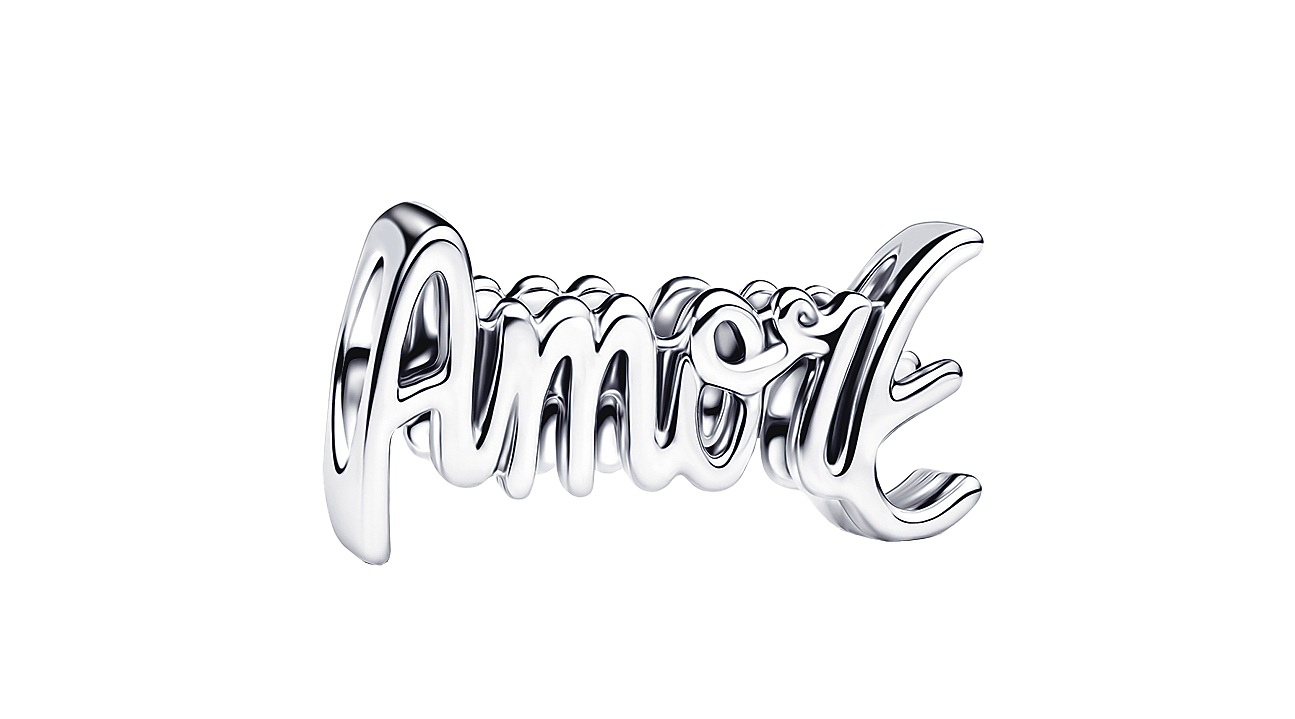 手寫Amore字樣串飾 NT$1,380（PANDORA提供）