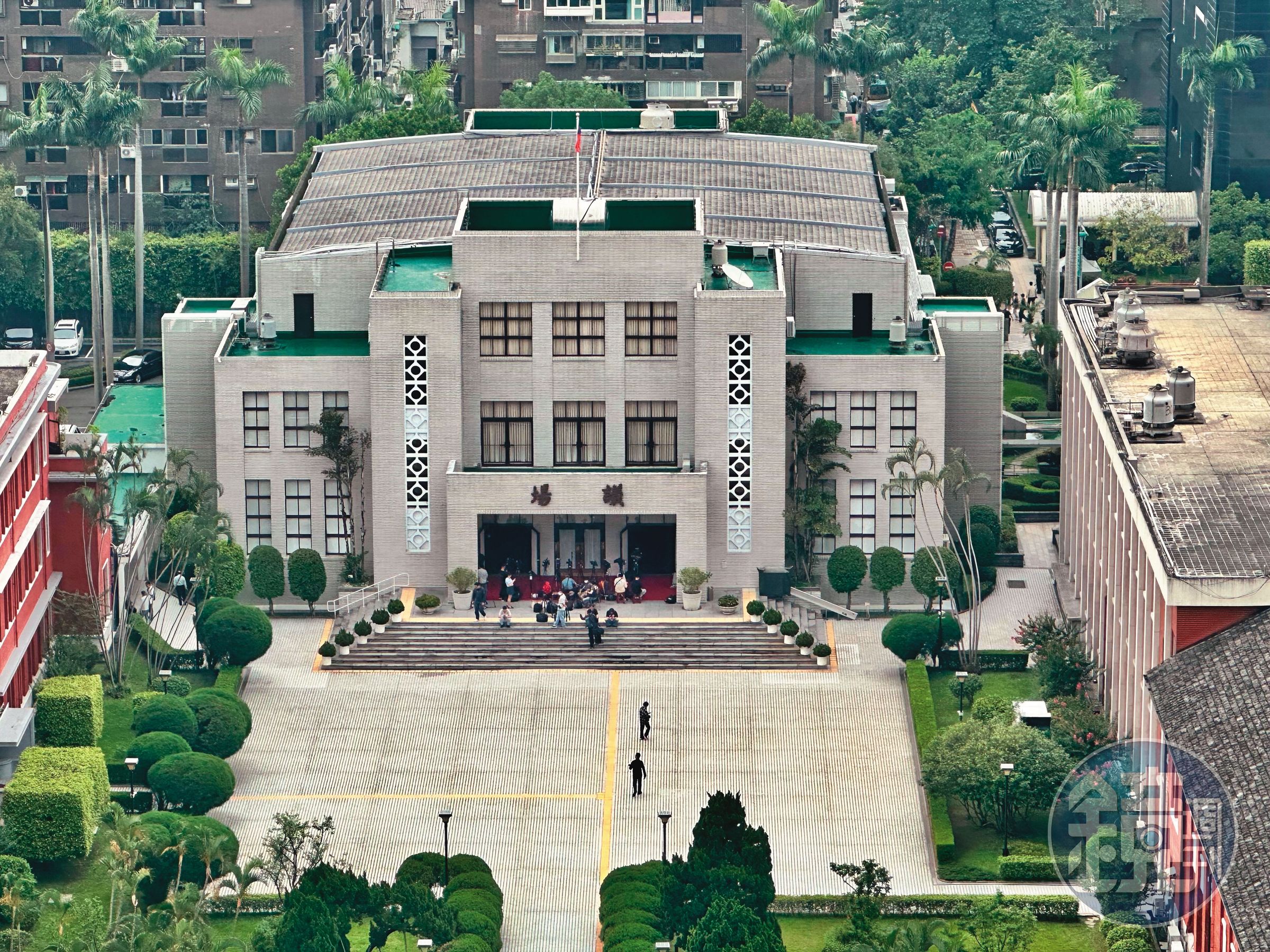 立法院法制局研究報告指出,針對官員反質詢或實問虛答,採質詢制度的國家「尚未明文規定課以其法律上責任」。
