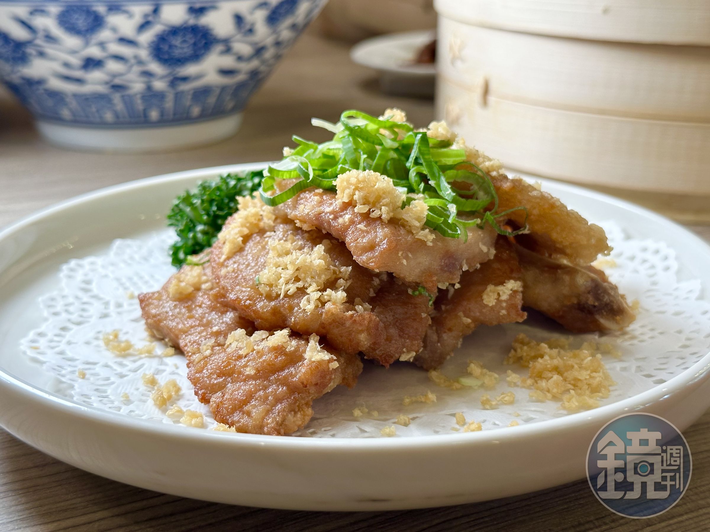 「蒜香排骨」醃得入味、炸得香酥,表現驚豔。(360元/份)