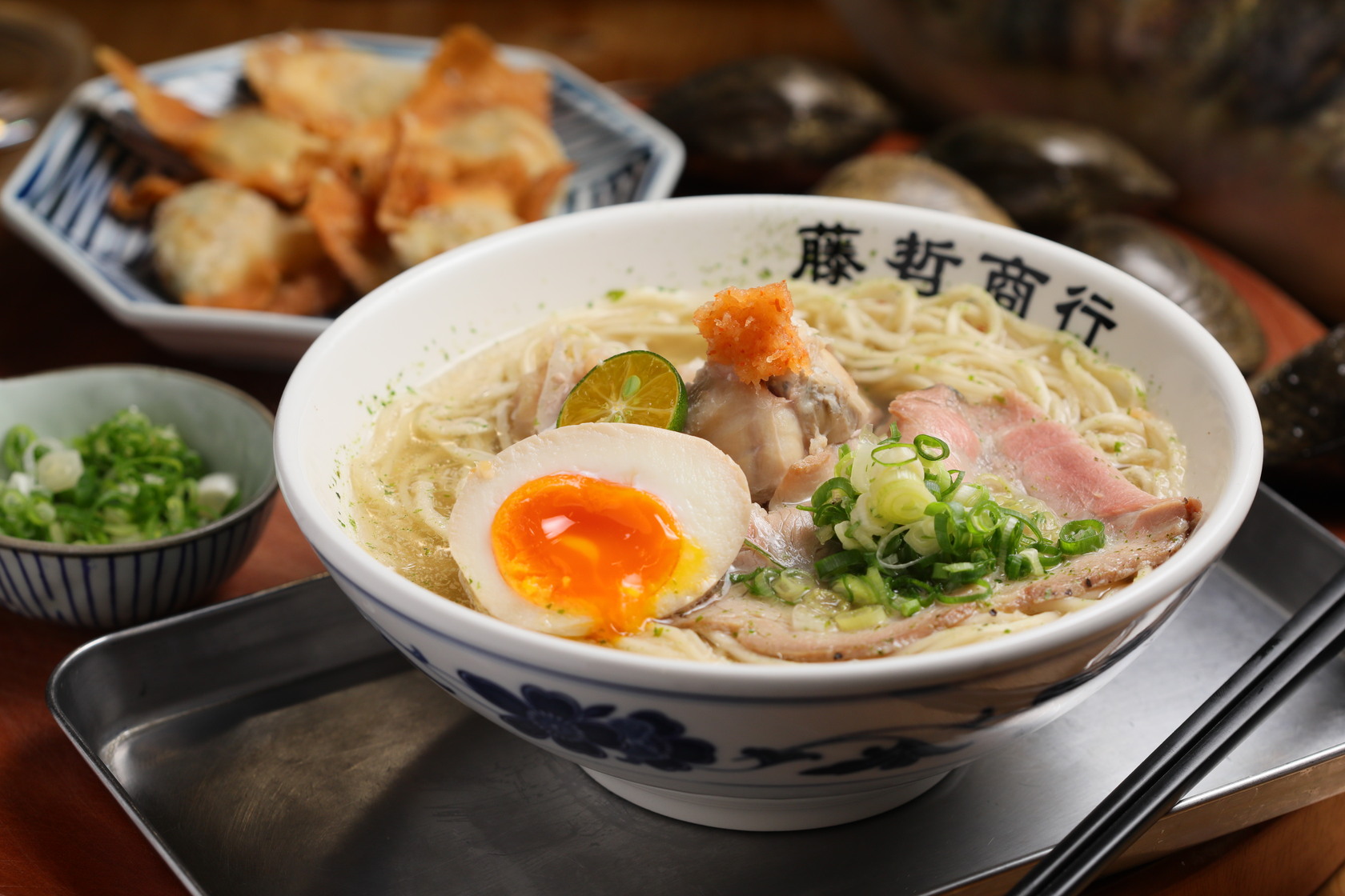 「藤哲商行」的招牌料理是在日本都難得一見的「河豚拉麵」，每日限量30碗。（839元／套餐，可選炸餛飩、唐揚雞、小黃瓜一本漬、選炸餛飩或柚香蘿蔔擇一；單點690元／碗）