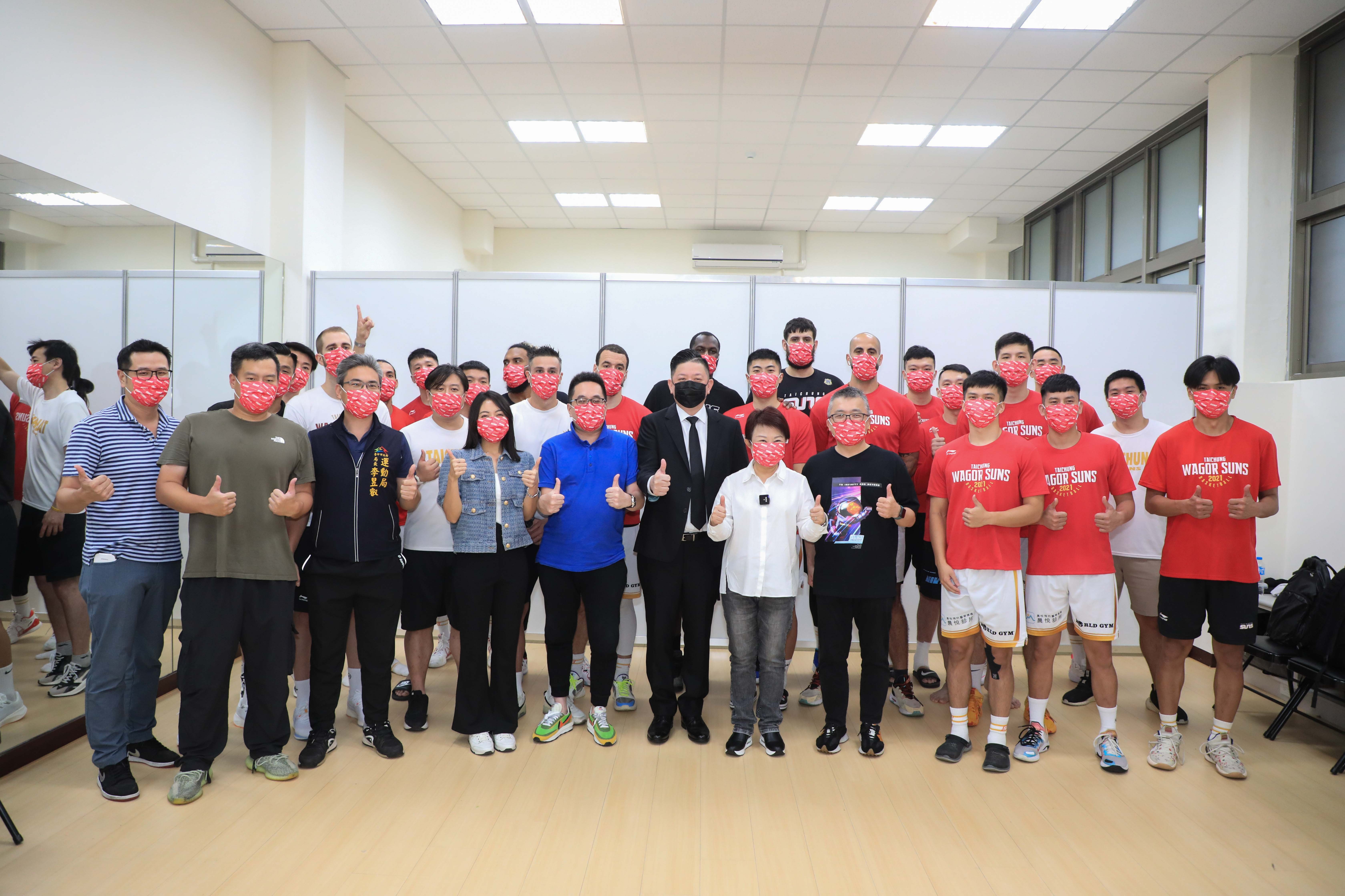 T1季後賽首輪開打，除了盧市長、運動局長李昱叡，陳肯特也以企業領導人，一同出席慰勉球員。（翻攝自台中市政府官網）