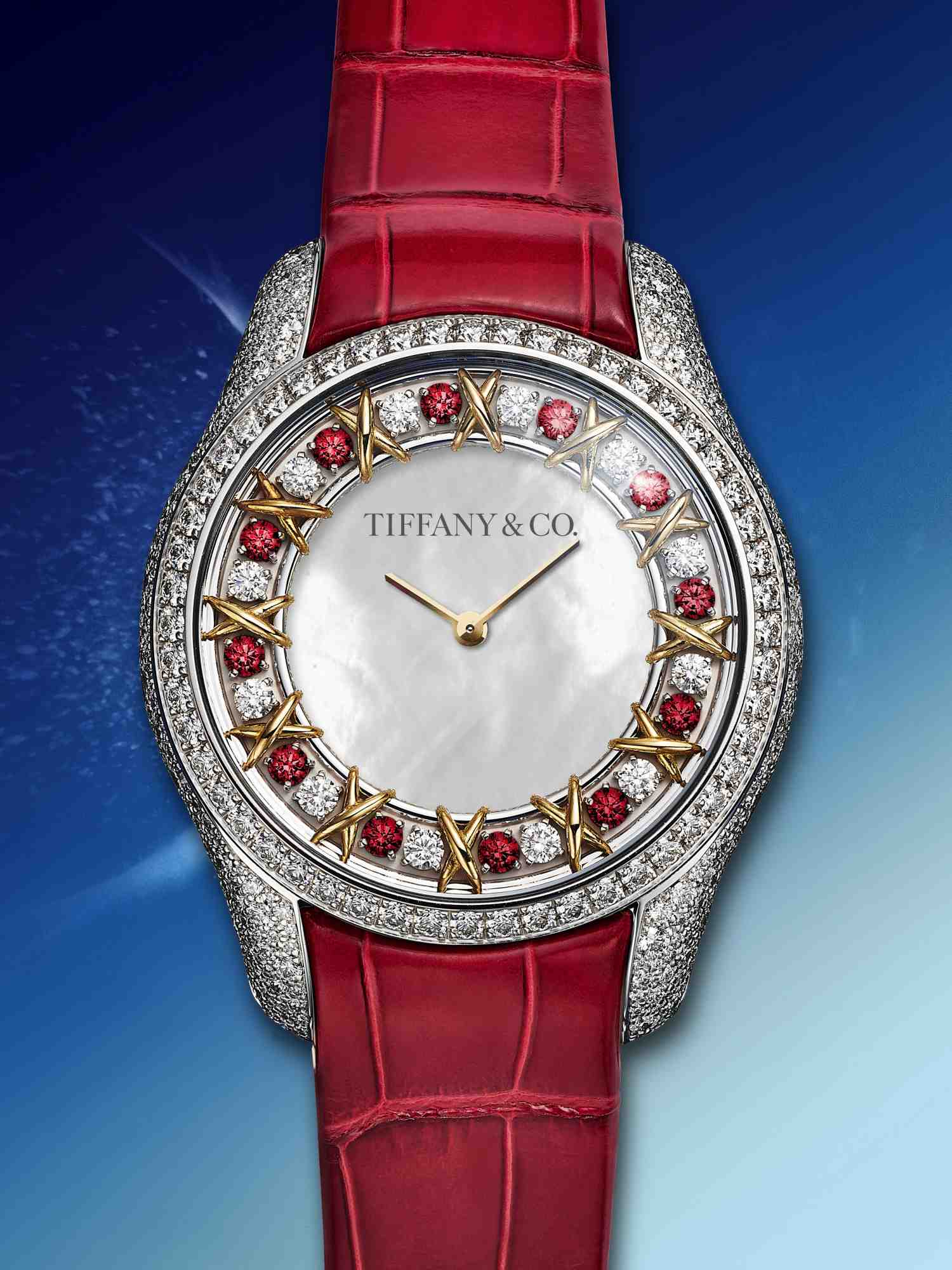 TIFFANY & CO.的 Sixteen Stone 珍珠母貝紅寶石腕錶。