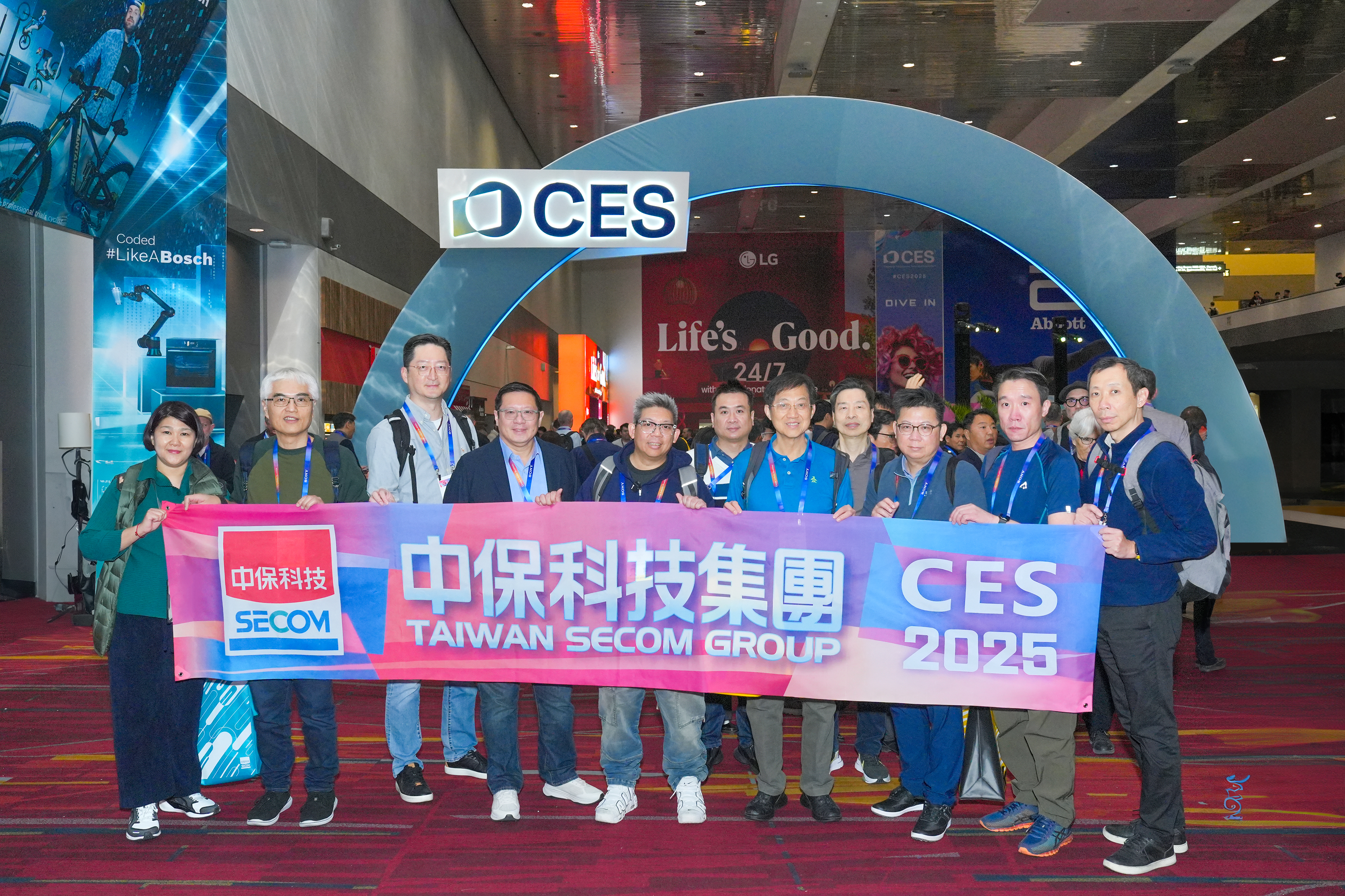 中保科技董事長林建涵（左五）、中保科副董事長林明昇（左四）一起率領六大重點團隊前進CES，旗下中保好生活團隊研發的G.Talk登上CES國際舞台。（中保科提供）