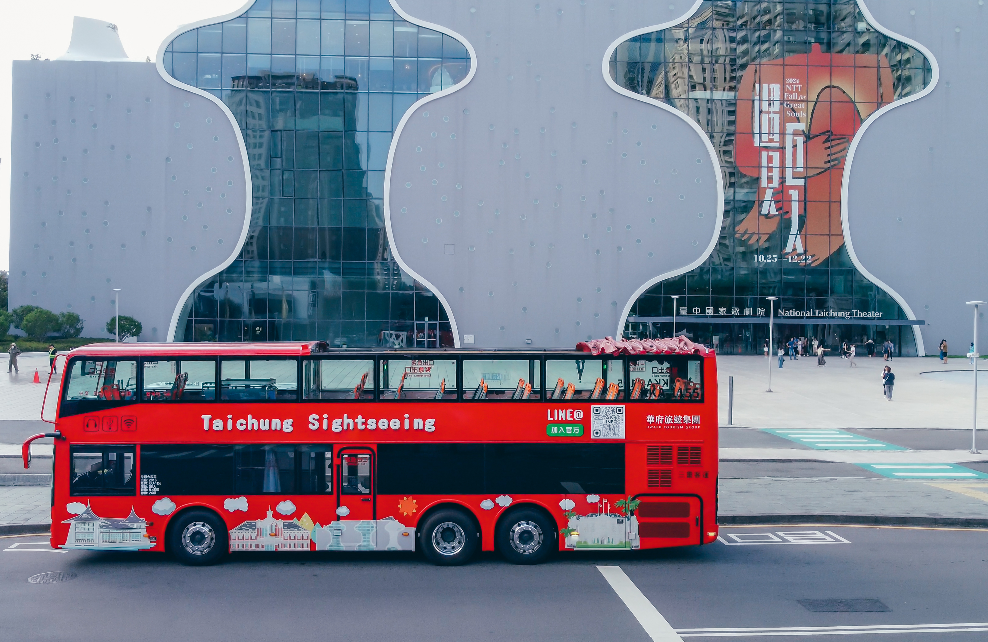 台中市雙層觀光巴士去年12月上路，近日業者稱因車輛維修而暫停營運。（台中市府提供）