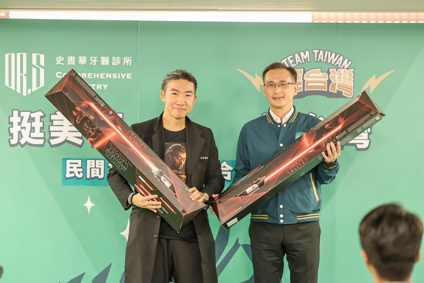 史書華（左）不滿被叫「牙醫之恥」因而提告網友，結果敗訴。右為鄭運鵬。（翻攝史書華臉書）