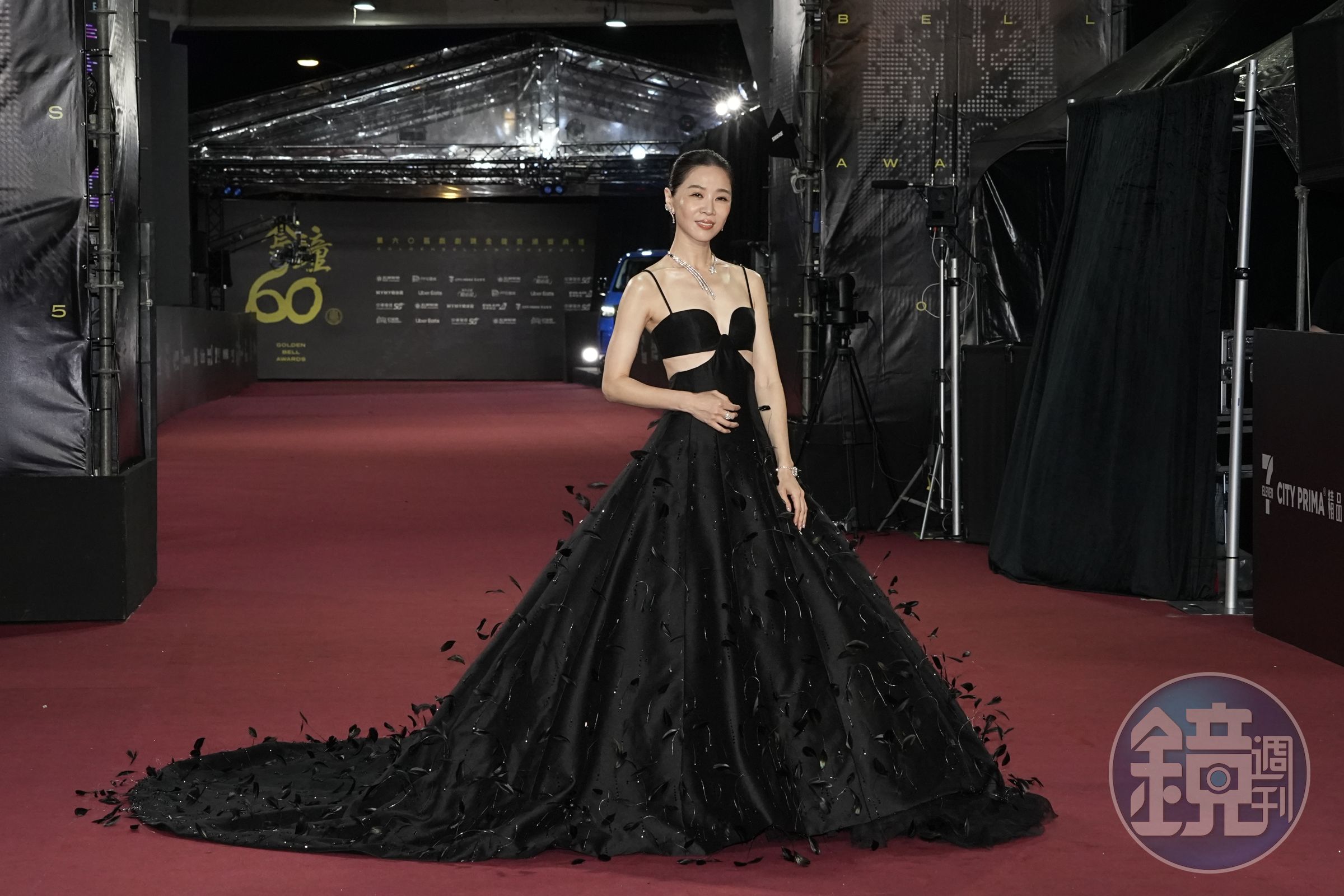 謝盈萱穿上MARK BUMGANER禮服，胸前簍空秀出腰窩。