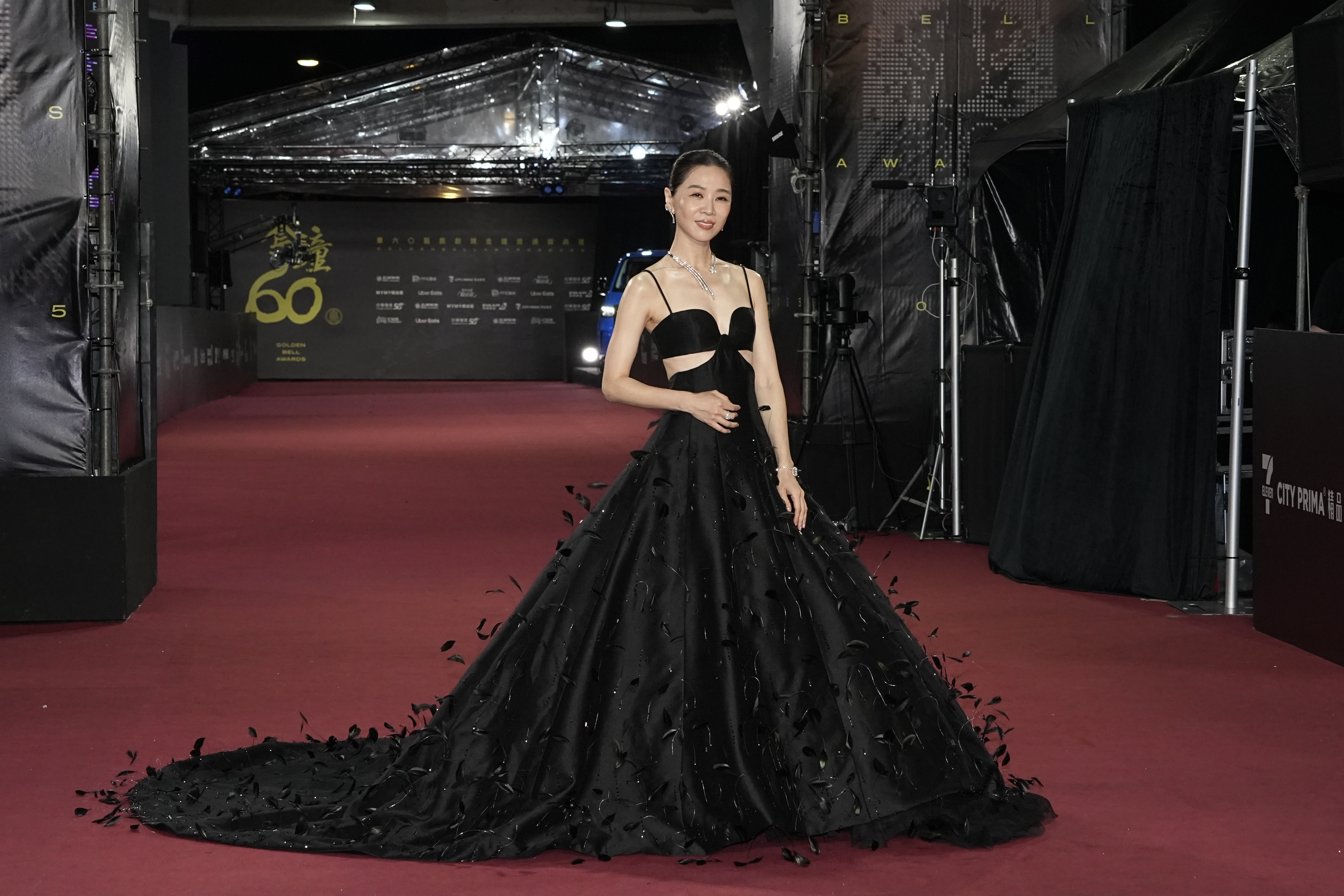 謝盈萱穿上MARK BUMGANER禮服，胸前簍空秀出腰窩。