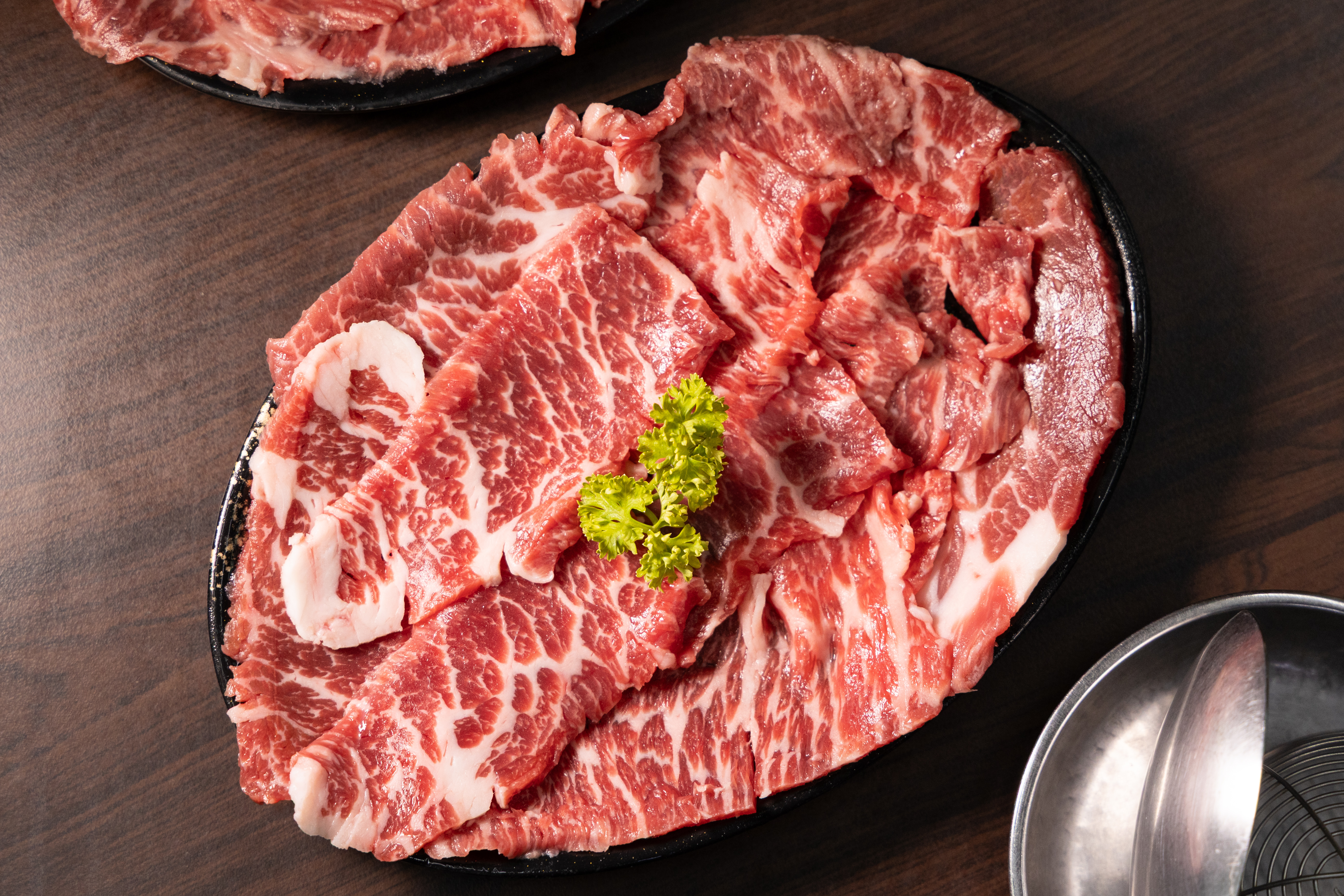 「頂級雪花牛肉」與沙茶醬是天作之合。(390元/份)