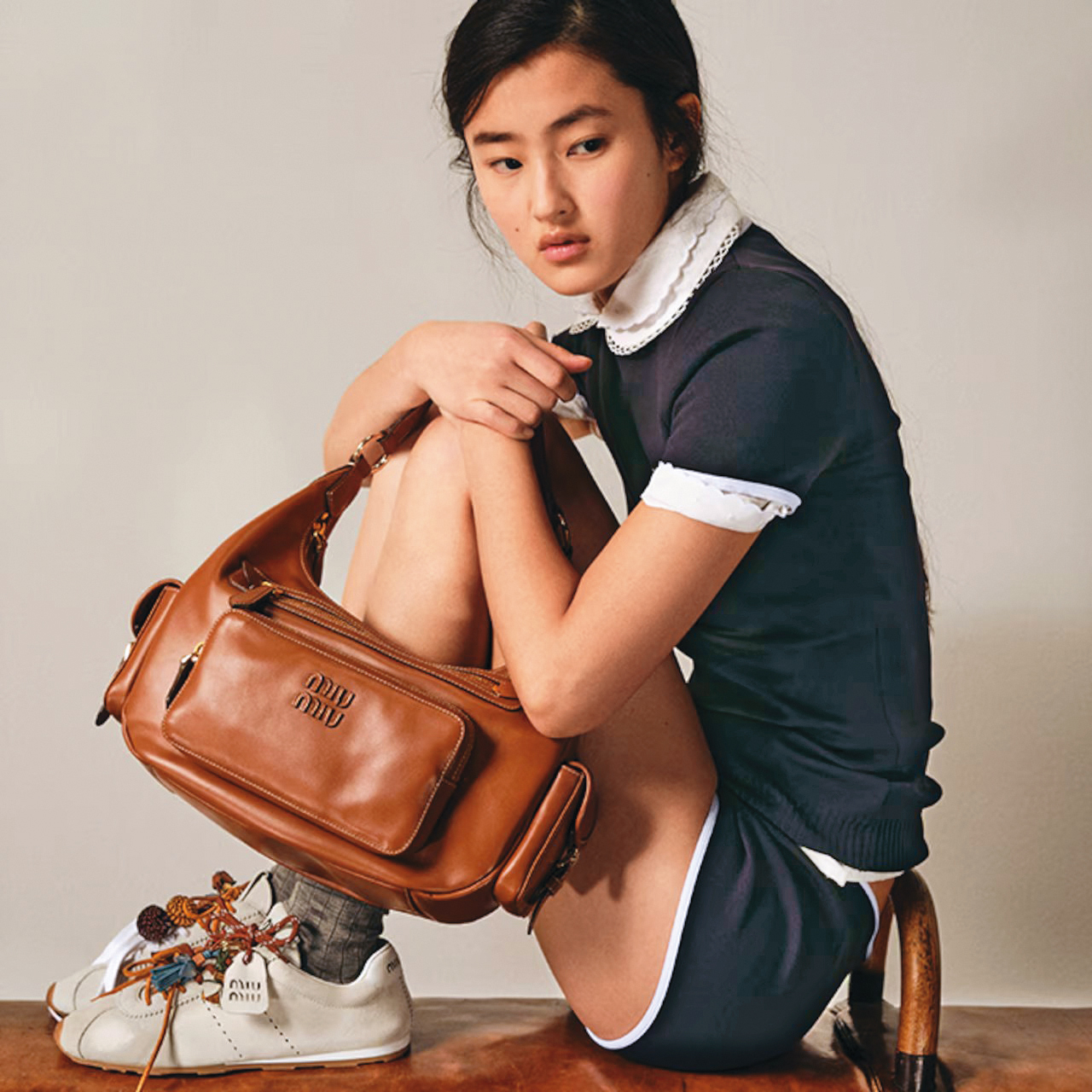 Miu Miu Custom Studio除了有多色鞋帶可選，還能自由搭配標籤、吊飾。（翻攝自Miu Miu官網）