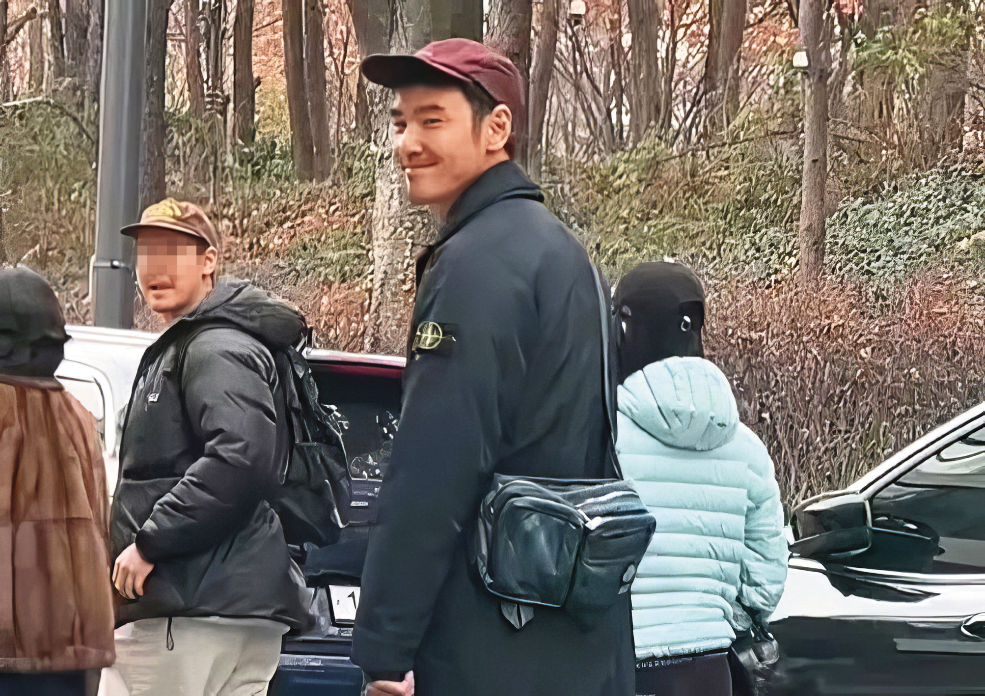 阮經天（中）帶著弟弟（左）去韓國找女友徐小姐，即使被粉絲撞見，也未閃躲鏡頭。（翻攝自小紅書）