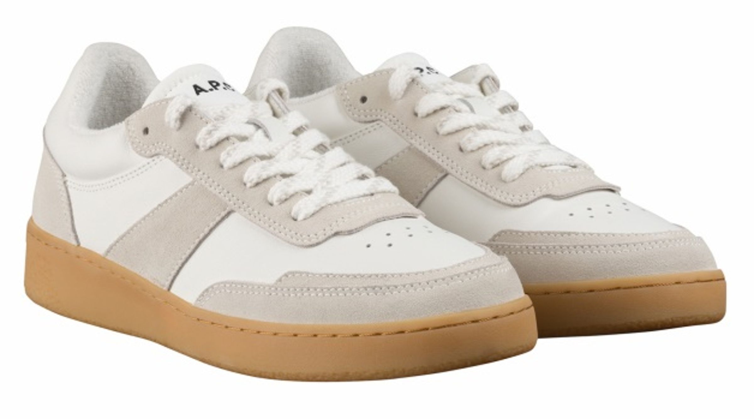 A.P.C.焦糖色男運動鞋。NT$11,800(惇聚提供)