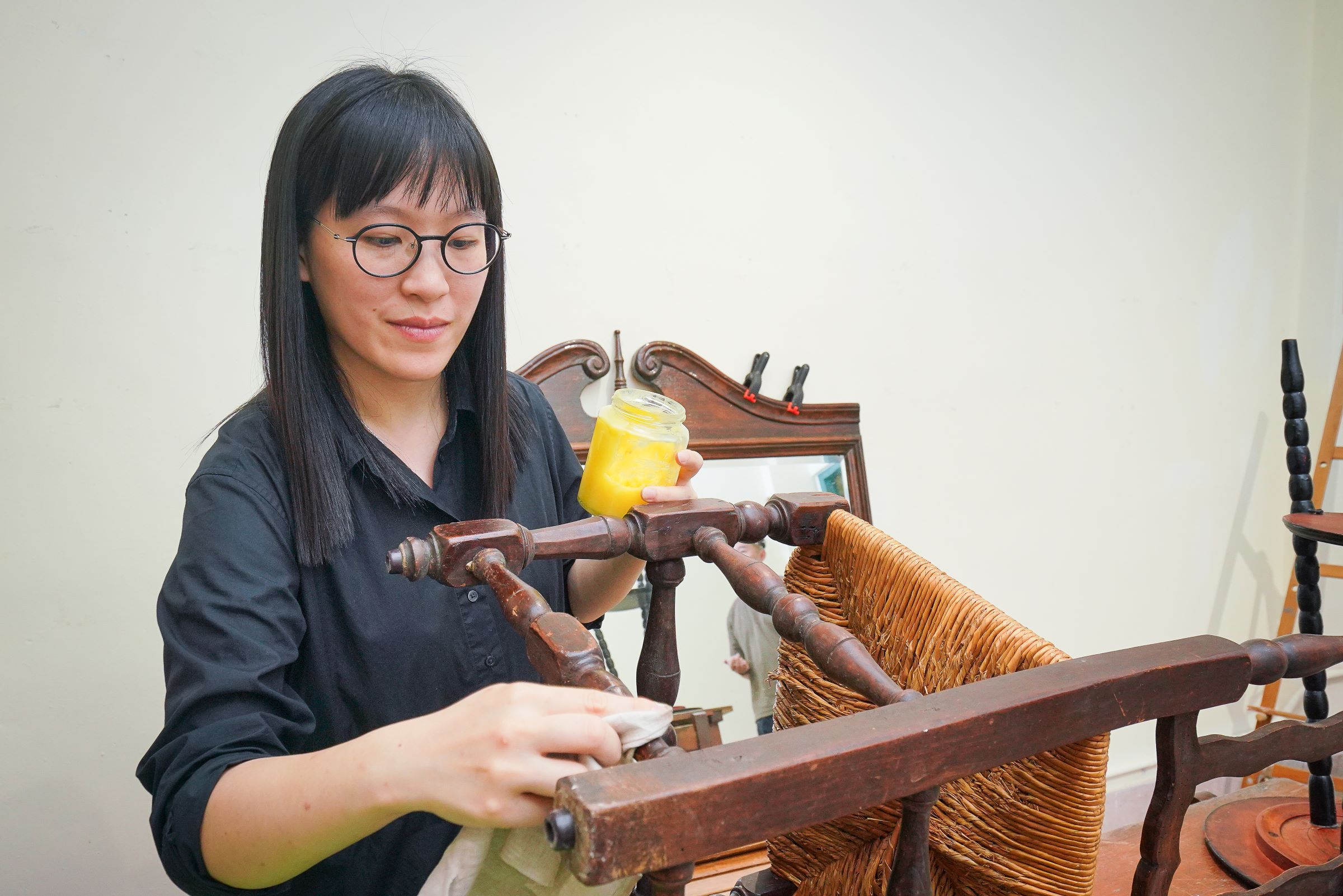 週四待在家是一家賣歐洲老物件、老傢俱的店。美術出身的老闆娘蔡宇恩，還會進行物件修復，在潮溼的台灣，她保養歐洲老傢俱的方法即是擦拭上天然保護劑蜂蠟。