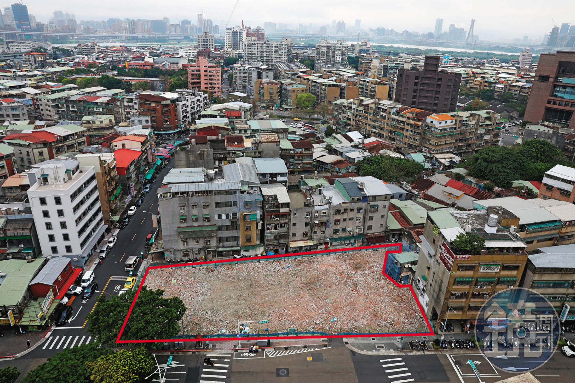 龍邦公司在北市西園路二段跟莒光路交叉口推出都更案(紅框處),李婦指控,其中的122坪土地原為她持有,卻被朱國榮用計騙走。